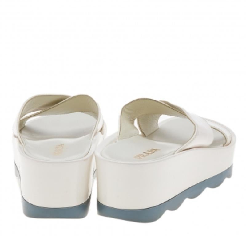 Gris Prada - Sandales à plateforme en cuir verni blanc Taille 38 en vente