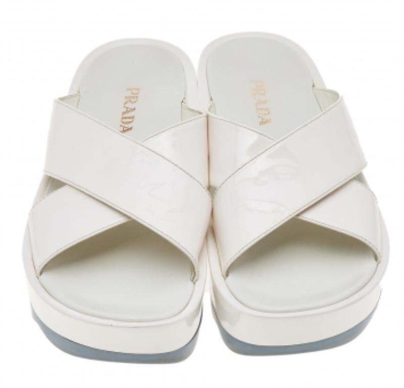 Prada - Sandales à plateforme en cuir verni blanc Taille 38 État moyen - En vente à Dubai, Al Qouz 2