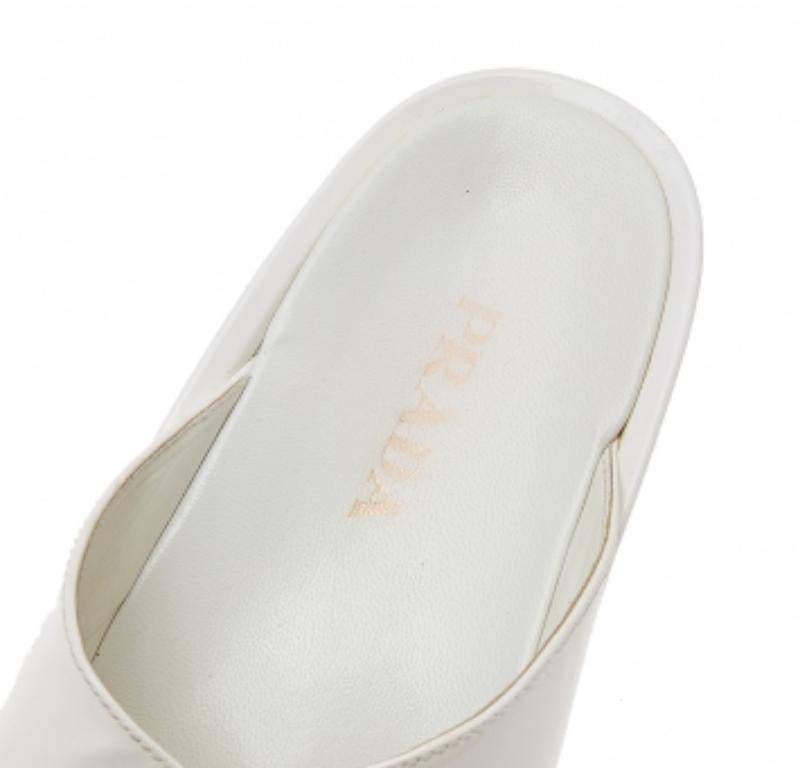 Prada - Sandales à plateforme en cuir verni blanc Taille 38 Pour femmes en vente
