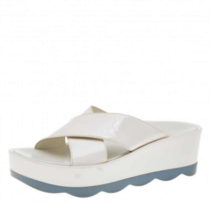 Prada - Sandales à plateforme en cuir verni blanc Taille 38 en vente 1