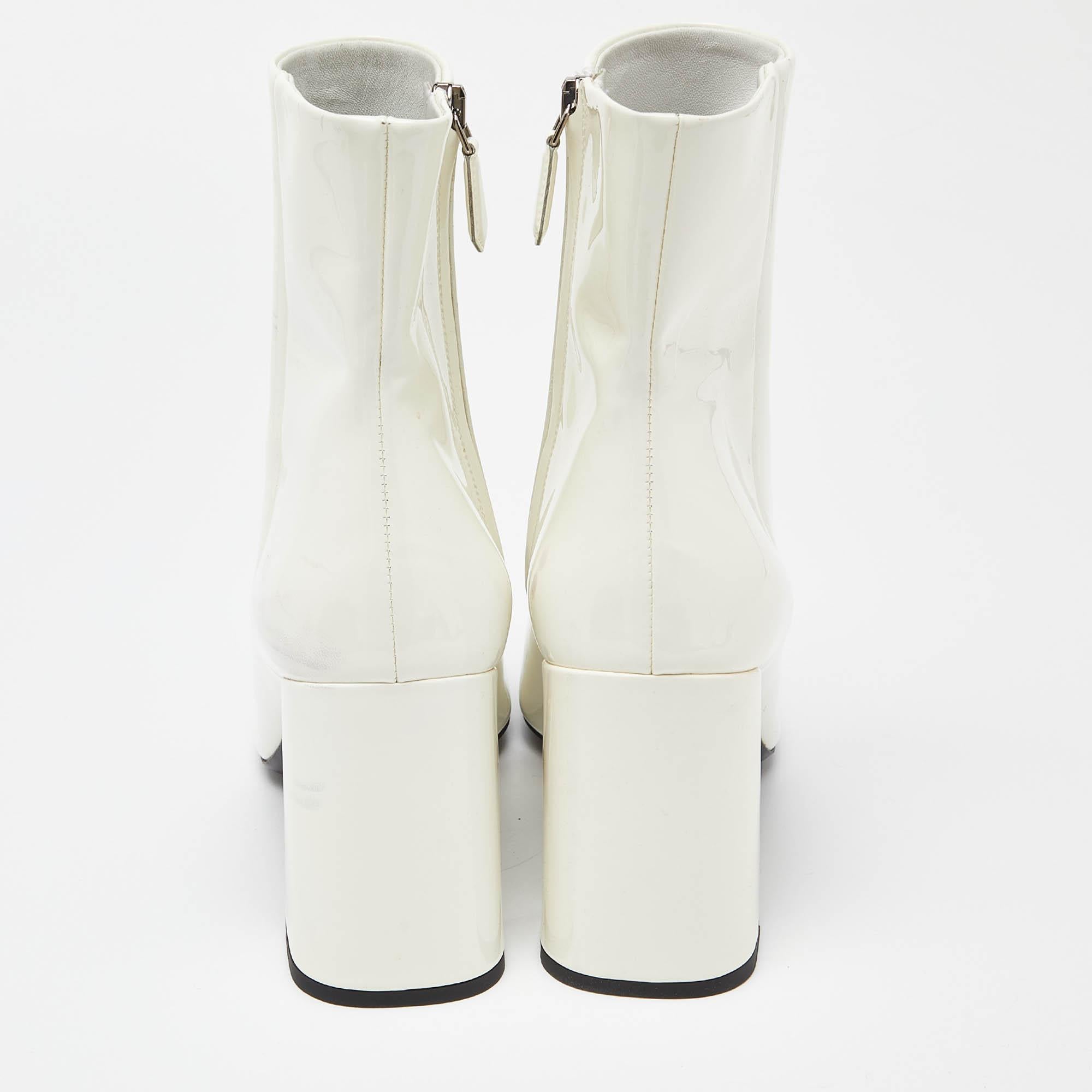 Bottines Prada en cuir verni blanc avec fermeture éclair, taille 37 en vente 2