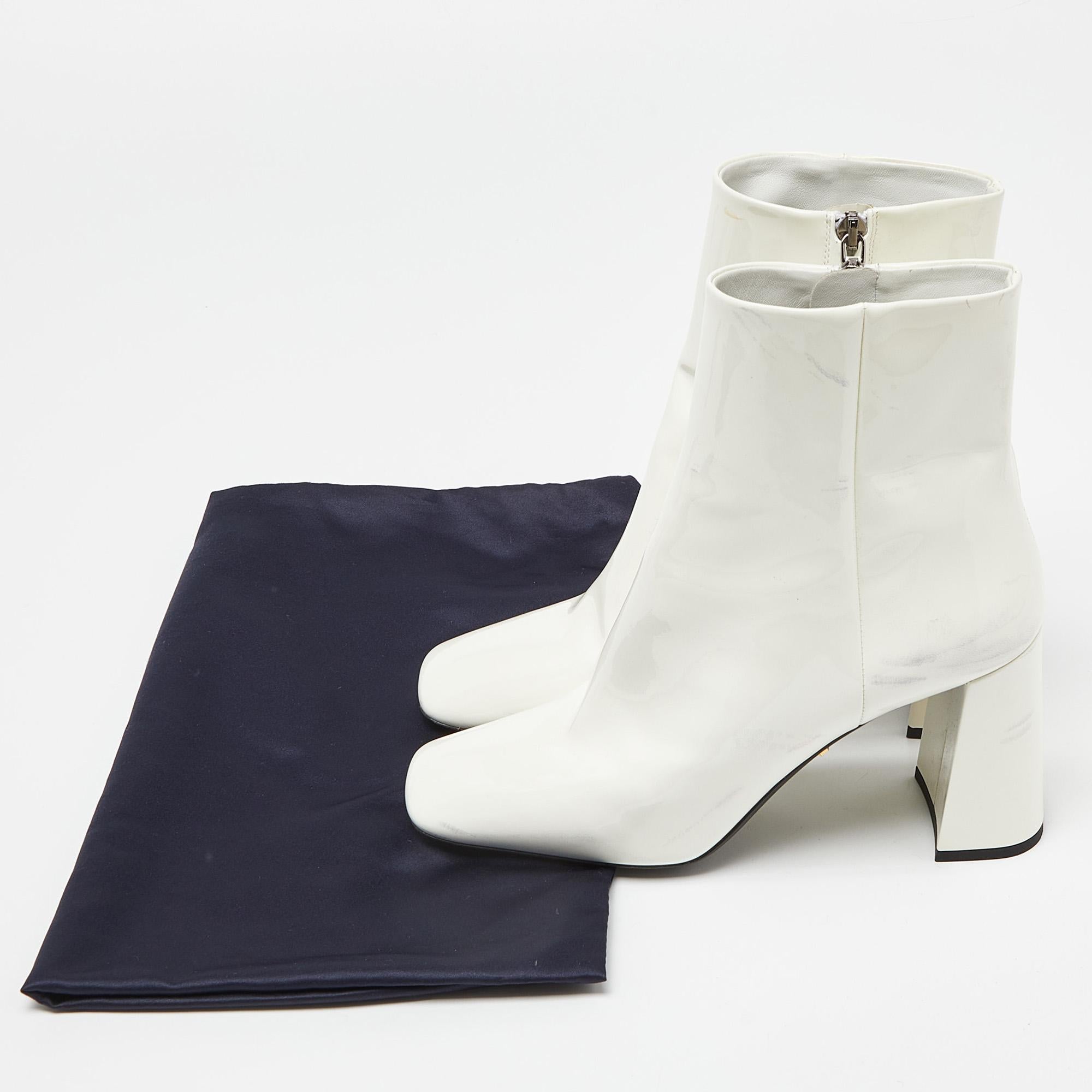 Bottines Prada en cuir verni blanc avec fermeture éclair, taille 37 en vente 5