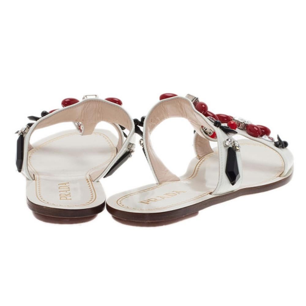 Prada White Patent Saffiano Leather Jeweled Flat Sandals Size 39.5 In Excellent Condition In Dubai, Al Qouz 2