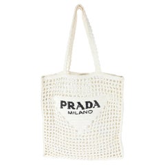 Prada Bolso de rafia blanca con logo triangular de ganchillo