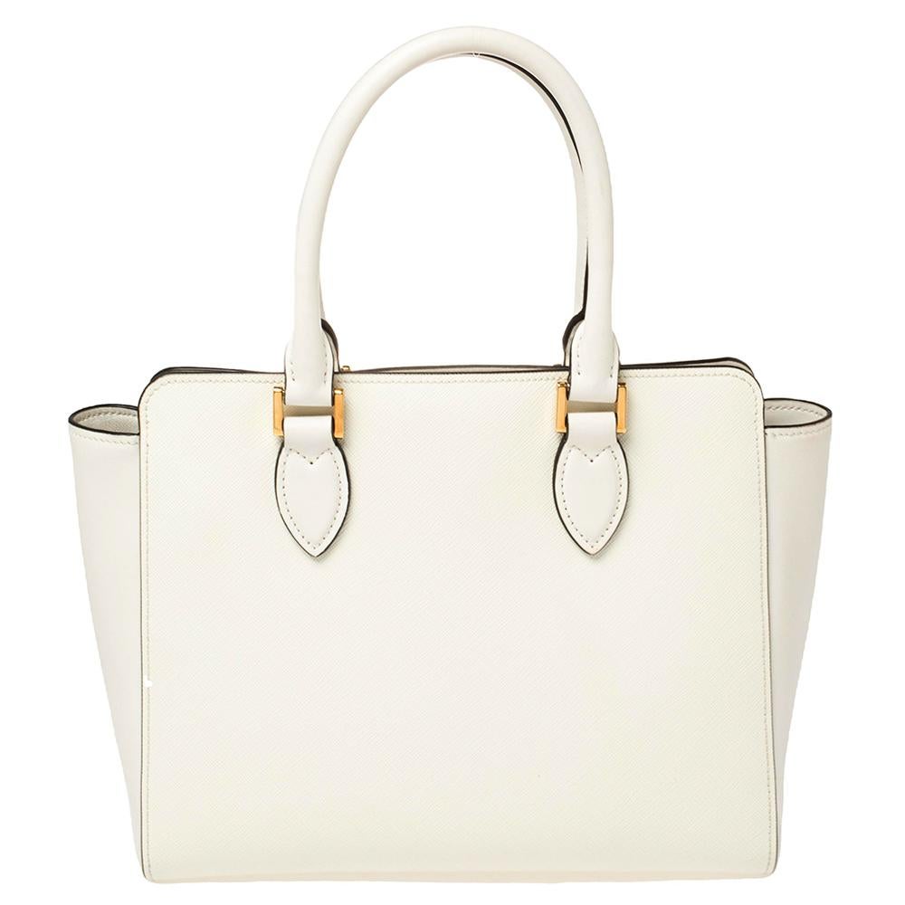 This Prada Borsa A Mano tote brings such a lovely shape that you're sure to look fashionable whenever you carry it. It has been crafted from white Saffiano and soft leather and designed with two handles and a zipper that leads to a nylon interior.