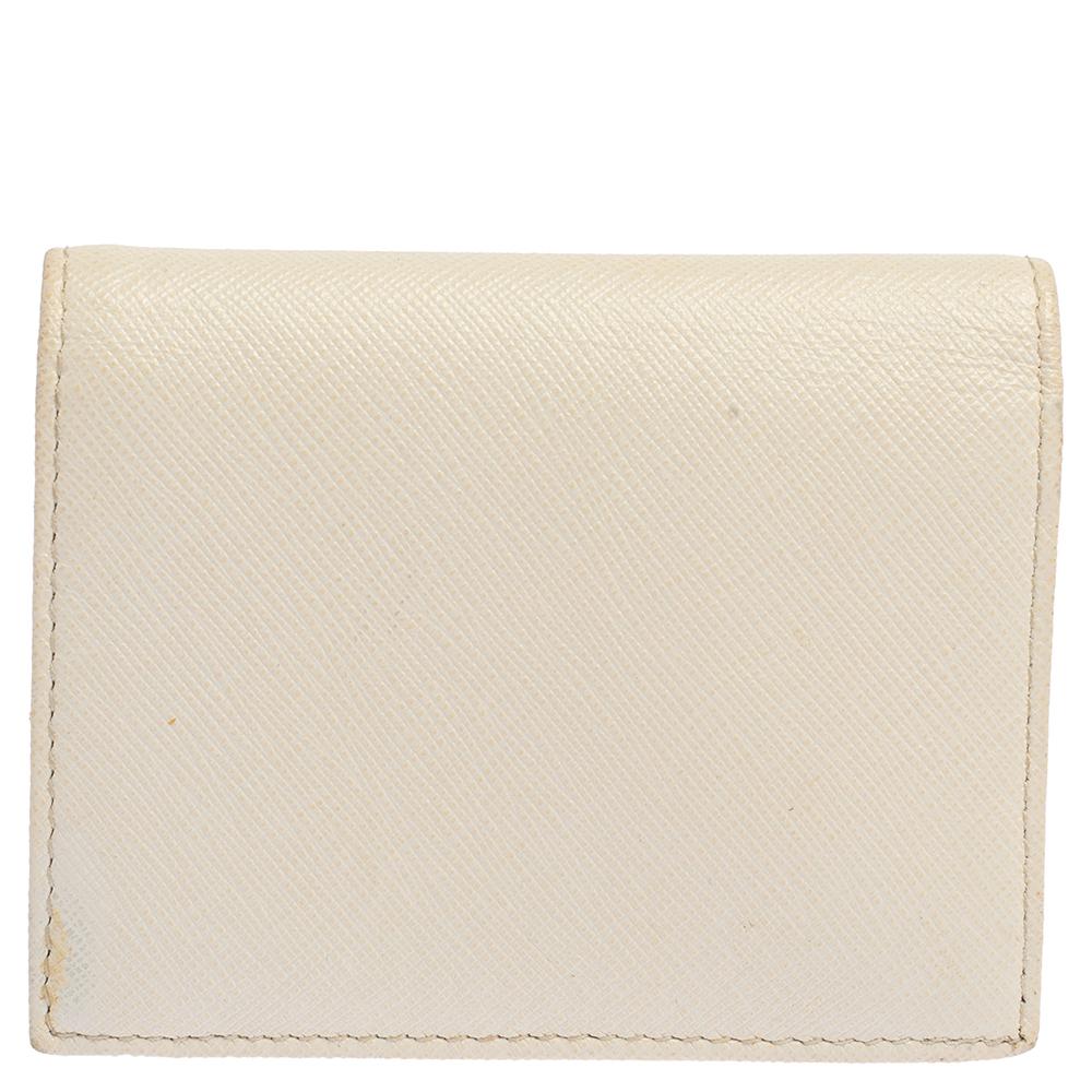 The durable Saffiano Leather design of this wallet makes for the best accessory. Bringing elegance and class to your pocket, this wallet from Prada is stylish and convenient. Characterized by a chic white shade, this wallet can fit in your