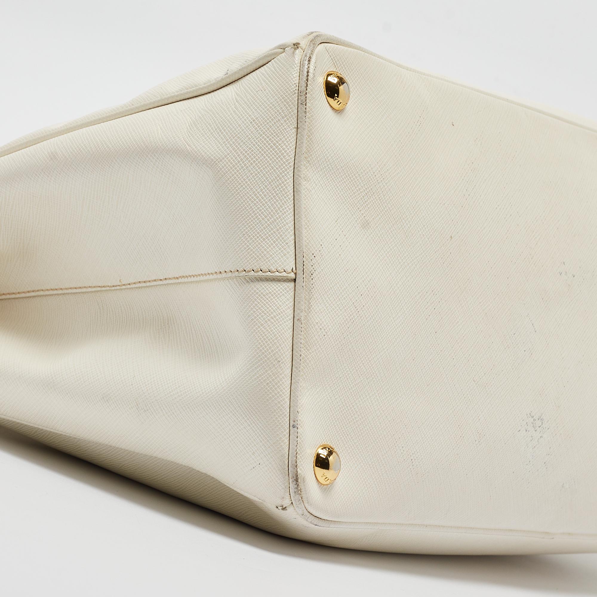 Prada Große Galleria-Tasche aus weißem Saffiano-Leder im Angebot 1