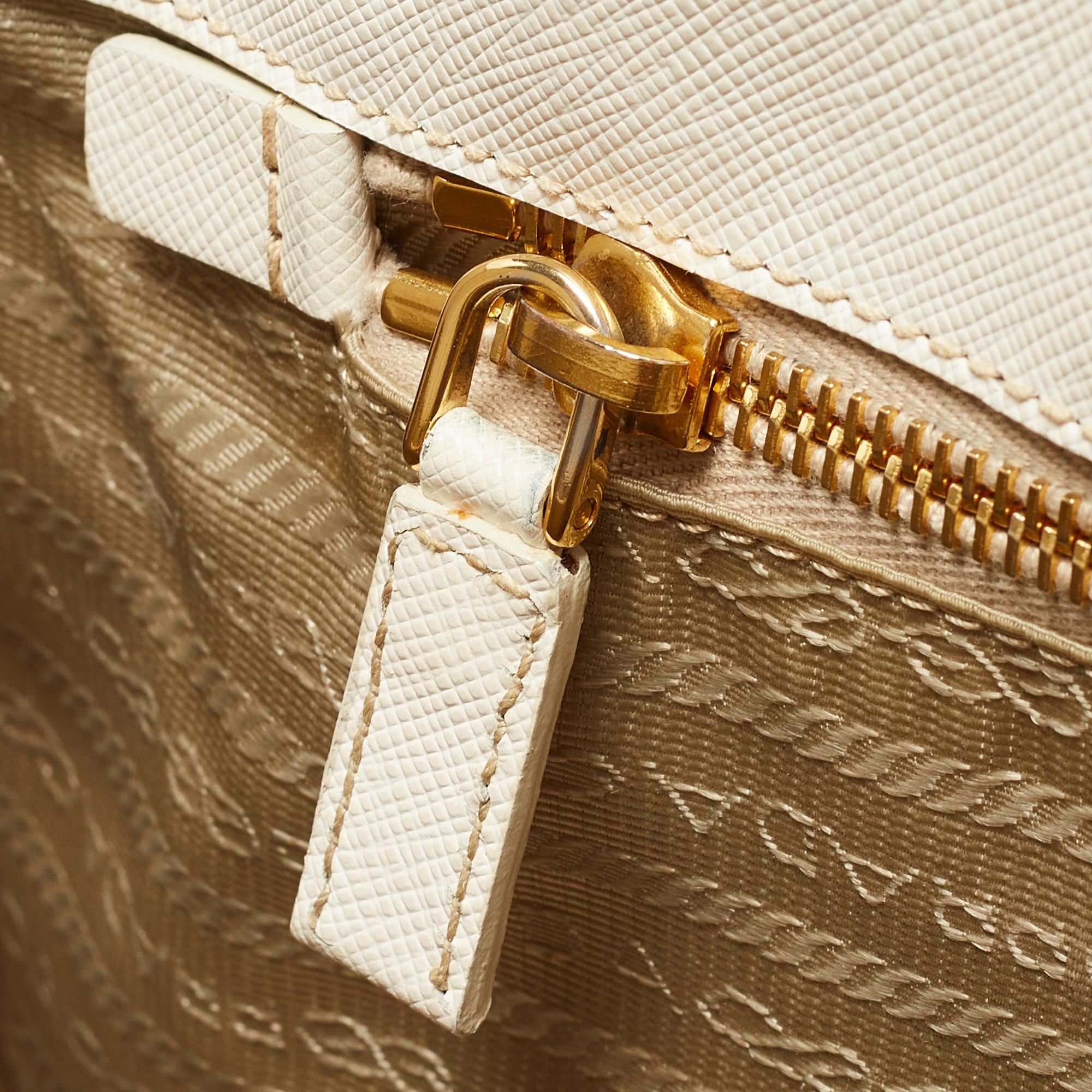 Prada Große Galleria-Tasche aus weißem Saffiano-Leder im Angebot 2