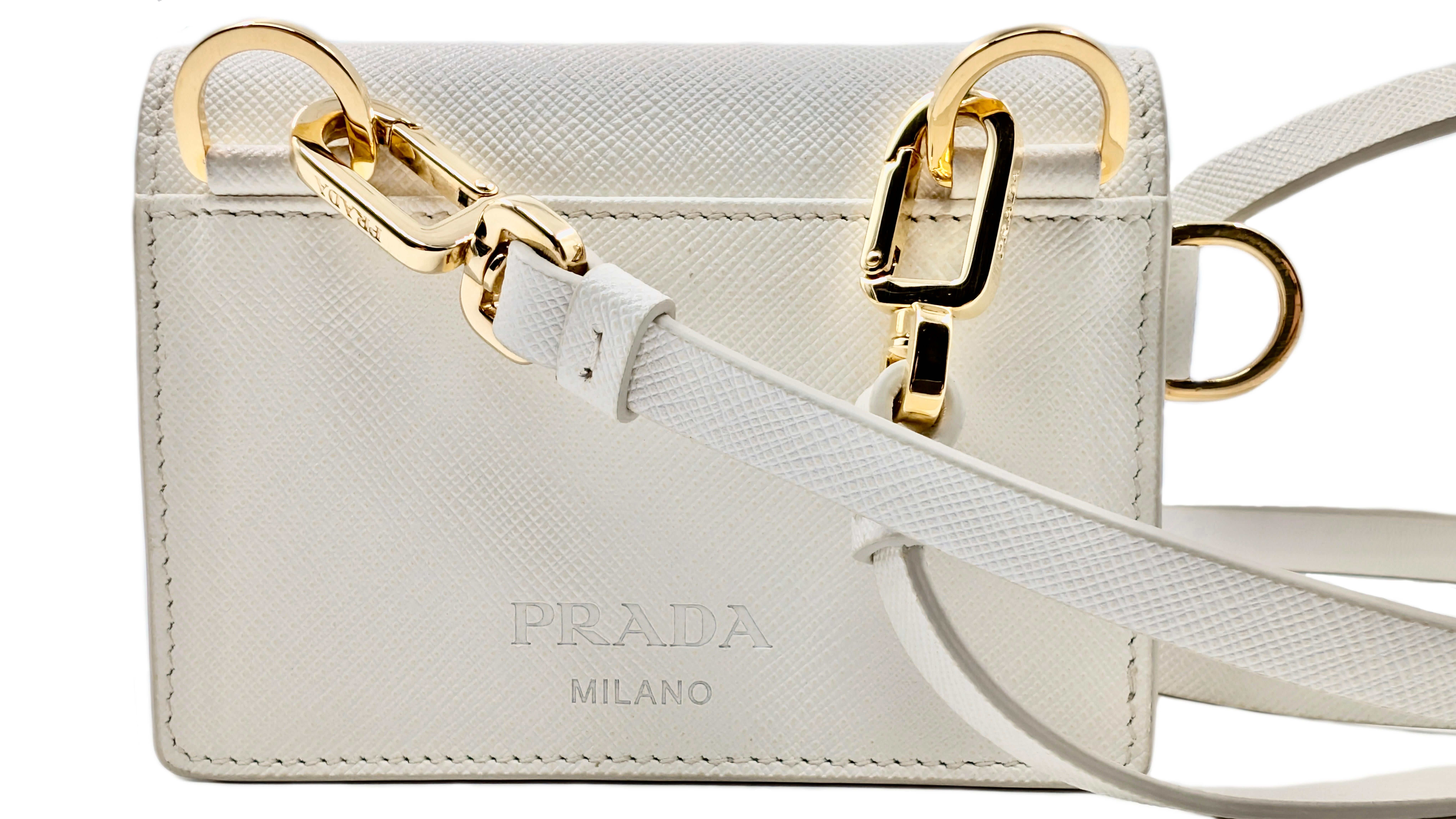 PRADA
Mini bag
White Saffiano leather
Model: Lock Heart
Year: 2019
Made in Italy
Measures:
Width cm. 11
Height cm. 8,5
Dept cm. 3,5
Shoulder: Min cm. 108 - max cm. 118
New
