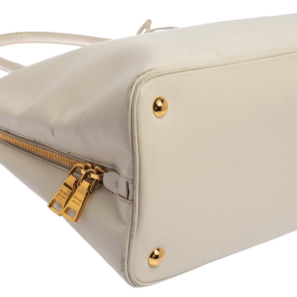 Prada, cartella a cupola in pelle Saffiano Lux bianca 1