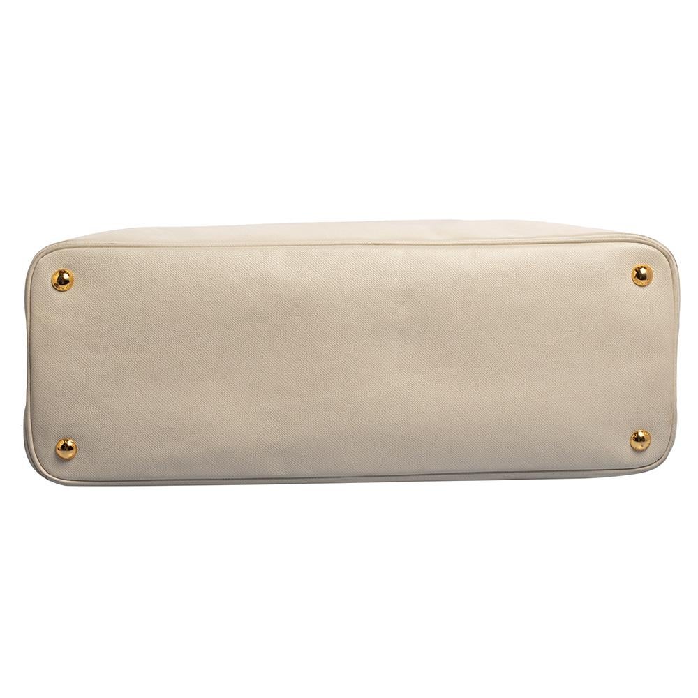 Prada, cartella a cupola in pelle Saffiano Lux bianca 4