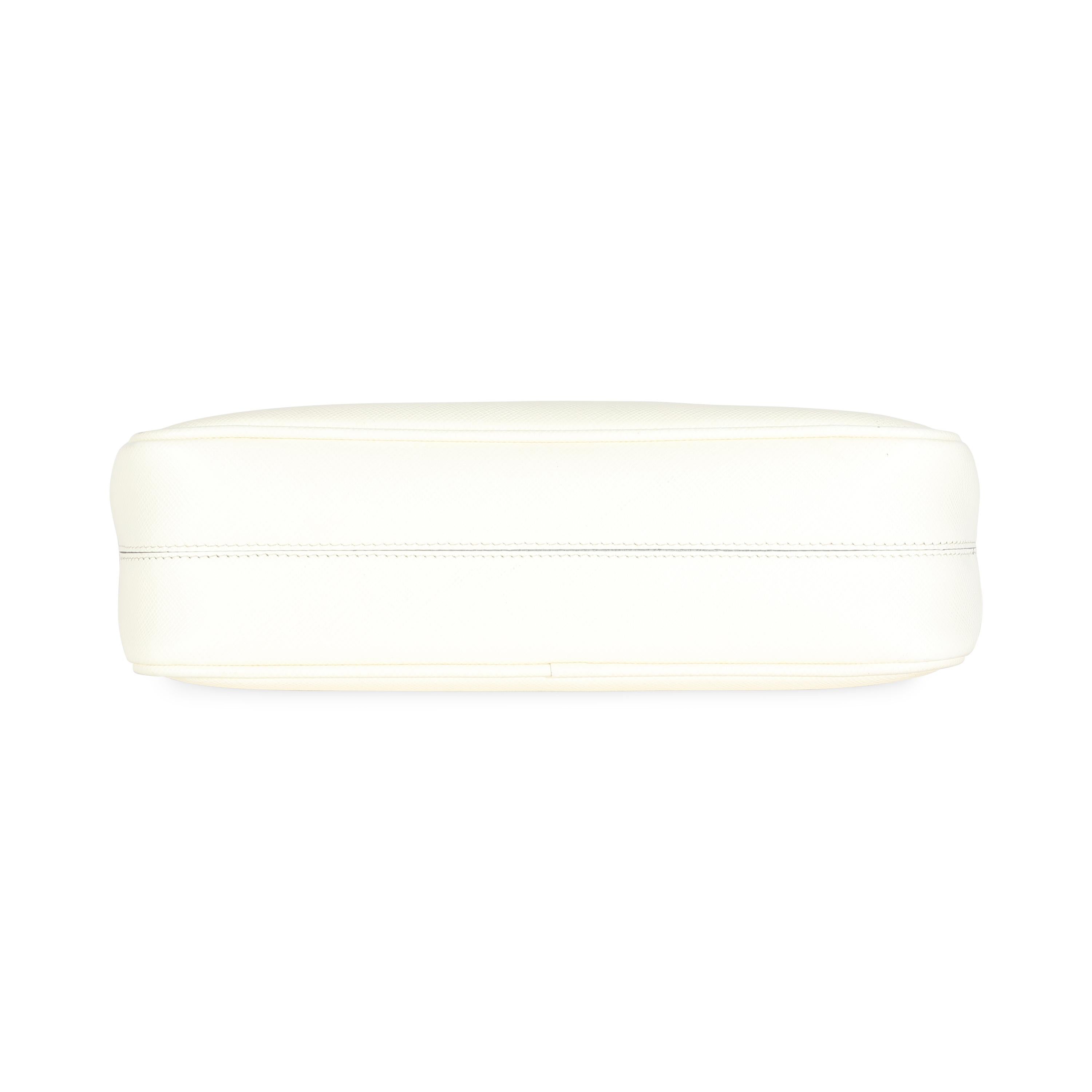 Titre de la liste : Sac Prada Saffiano Blanc Réédition 2005
SKU : 141730
MSRP : 2600.00 USD
Condit : Usagé 
Condition du sac à main : Très bon
Commentaires sur l'état : L'article est en très bon état avec des signes mineurs d'usure. Marques légères