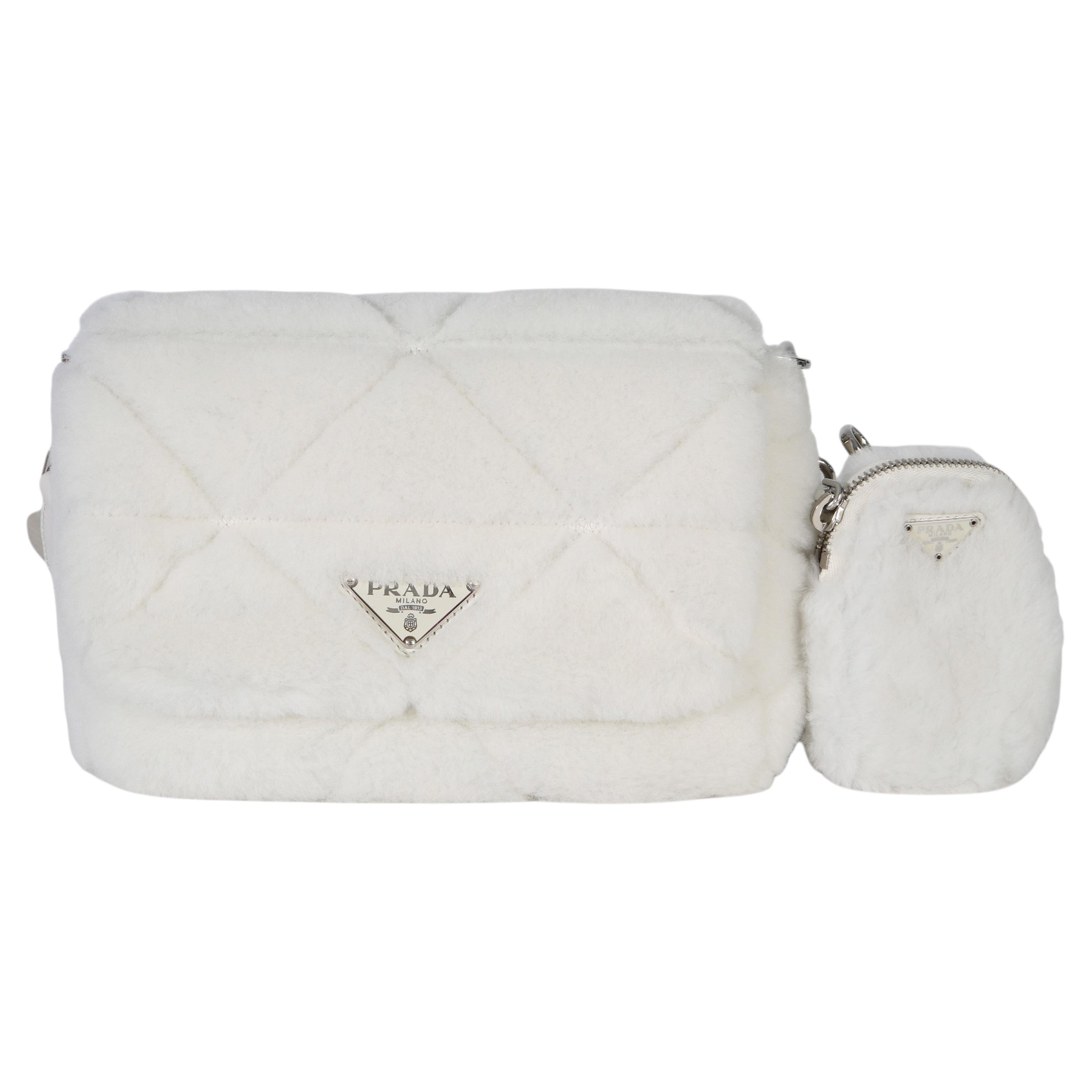Borsa con patta del sistema patchwork in shearling bianco di Prada in vendita