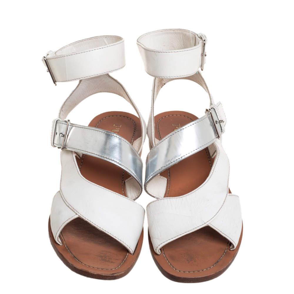 Sandalias planas con correa en el tobillo de piel blanca/plata de Prada talla 37 Gris
