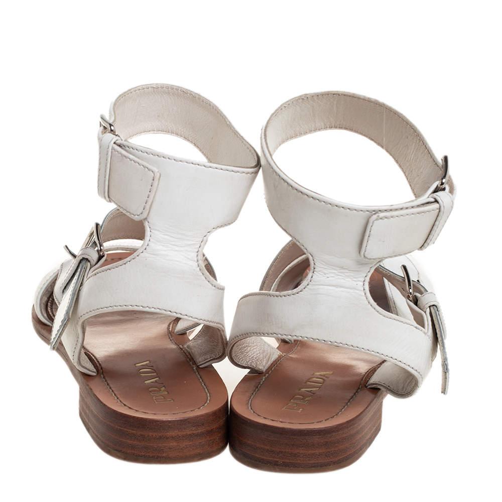De las mujeres Sandalias planas con correa en el tobillo de piel blanca/plata de Prada talla 37