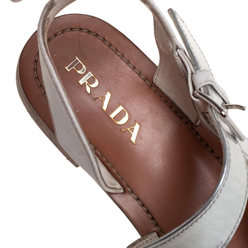 Sandalias planas con correa en el tobillo de piel blanca/plata de Prada talla 37 2