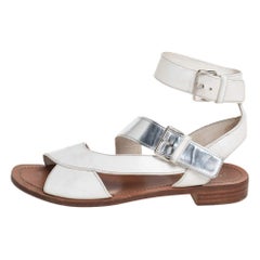 Sandalias planas con correa en el tobillo de piel blanca/plata de Prada talla 37
