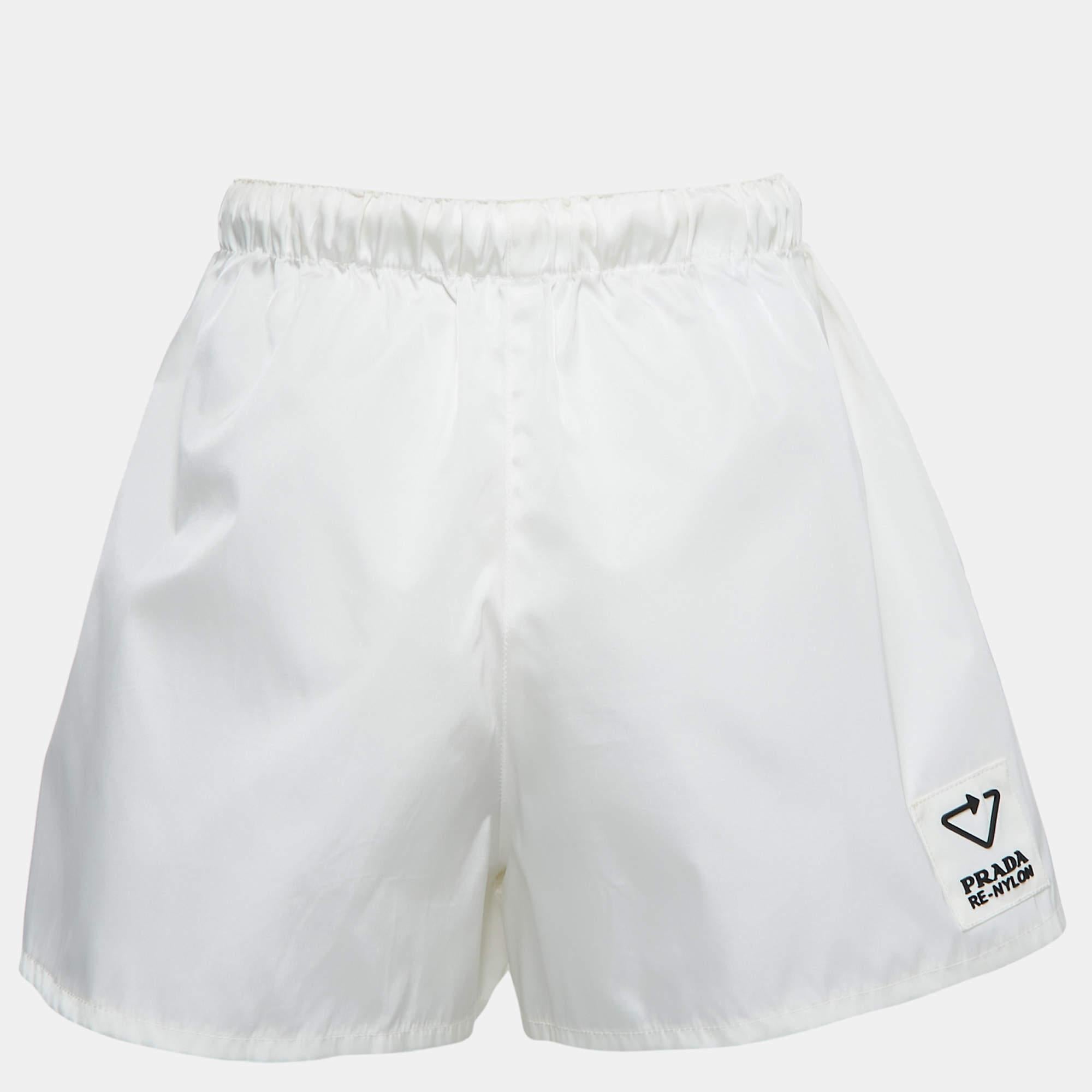 Beachy vacations call for a cute pair of shorts like this. Stitched using high-quality fabric, this pair of shorts is styled with classic details and has a superb length. Wear it with T-shirts.

