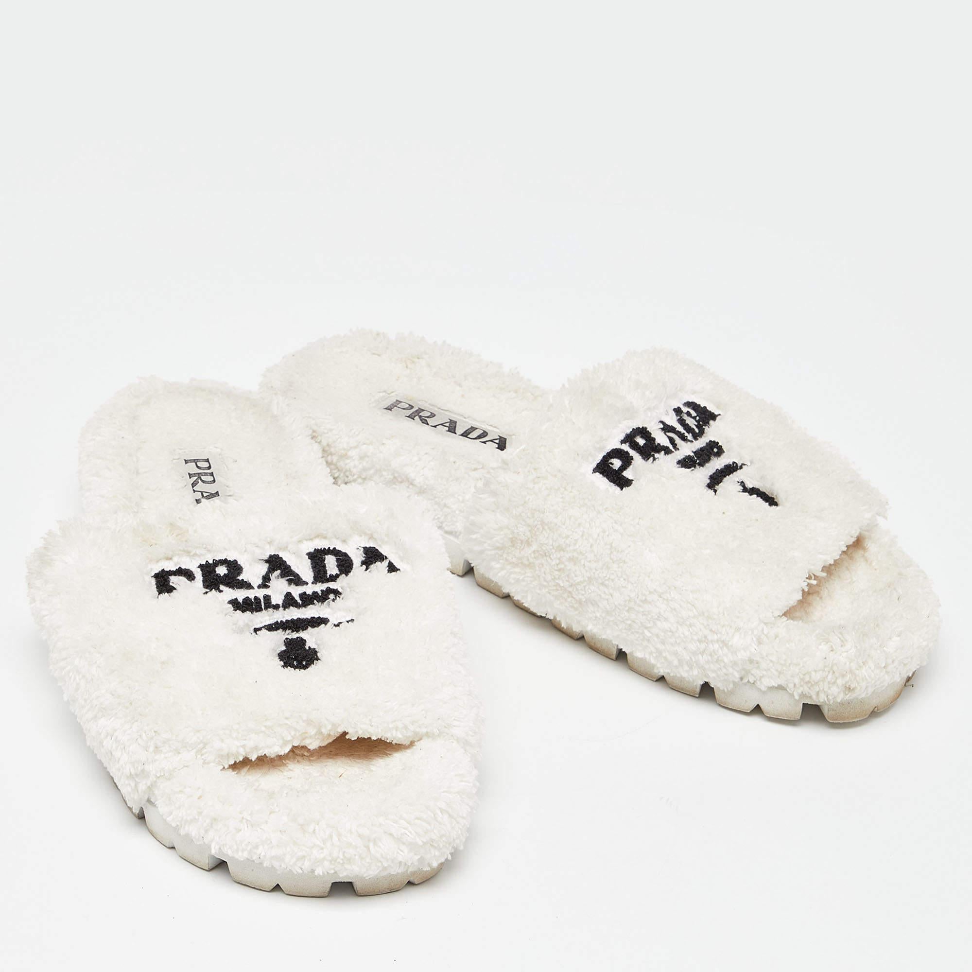 Prada - Slides en tissu éponge blanc Taille 38 Bon état à Dubai, Al Qouz 2