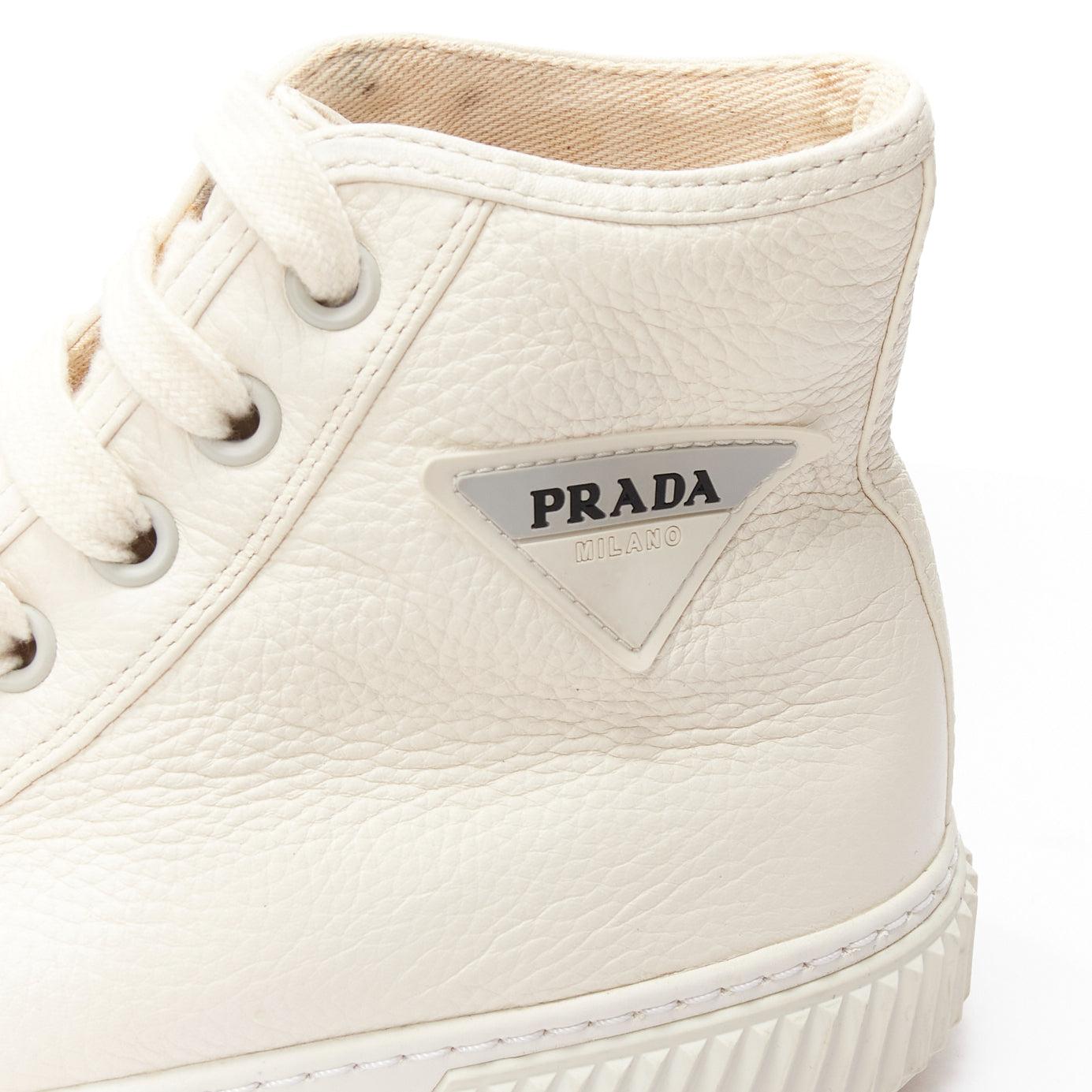 PRADA white textured leather black triangle logo high top sneakers UK7 EU40
Reference: MLCO/A00031
Brand: Prada
Designer: Miuccia Prada
Material: Leather, Fabric
Color: White, Black
Pattern: Solid
Closure: Lace Up
Lining: Cream Fabric
Extra Details: