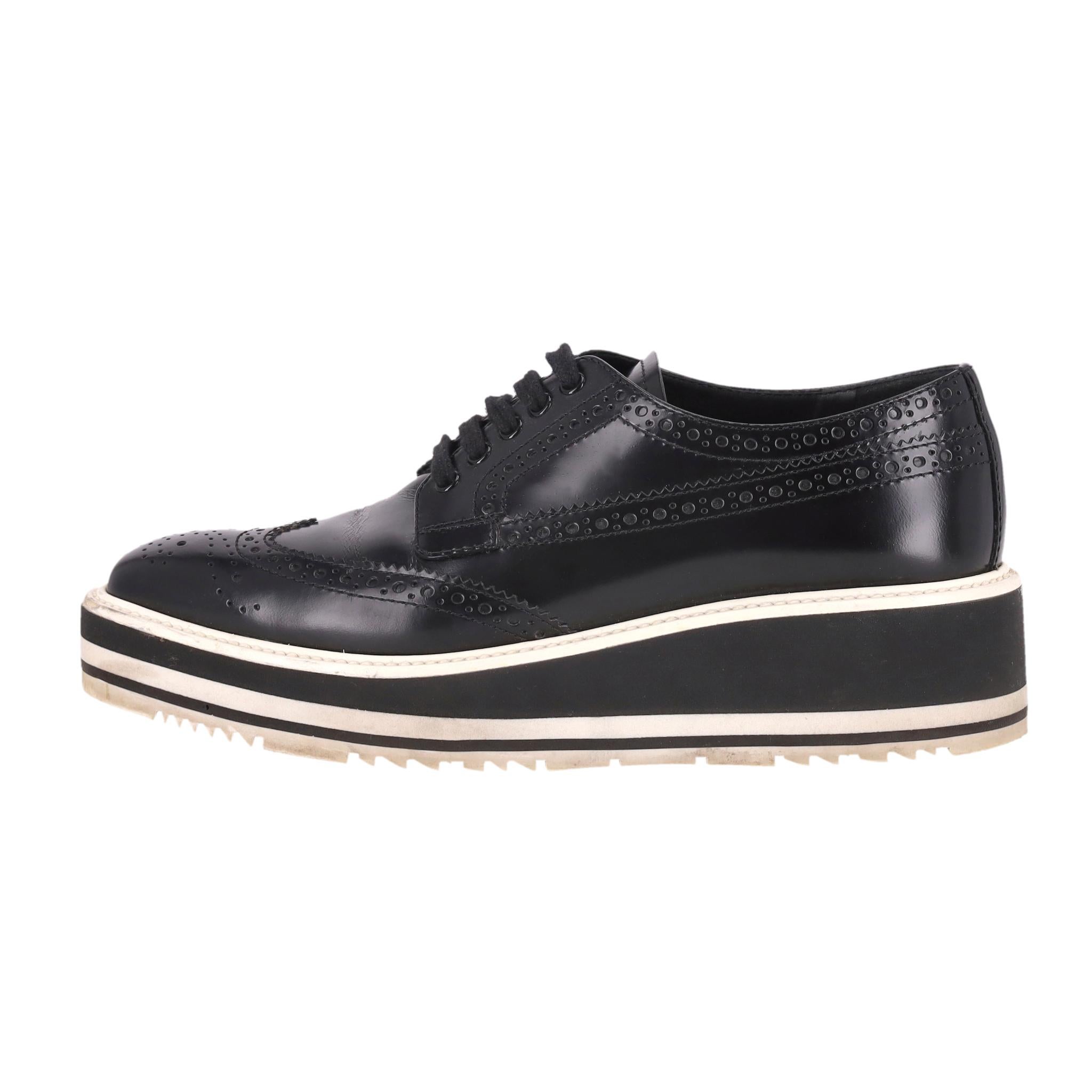 Prada Wingtip Leder Plateau Brogues (Schwarz) im Angebot