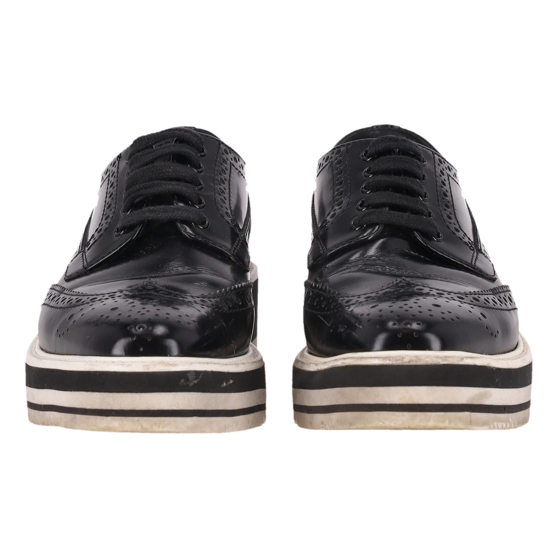 Prada Wingtip Leder Plateau Brogues im Zustand „Gut“ im Angebot in London, GB