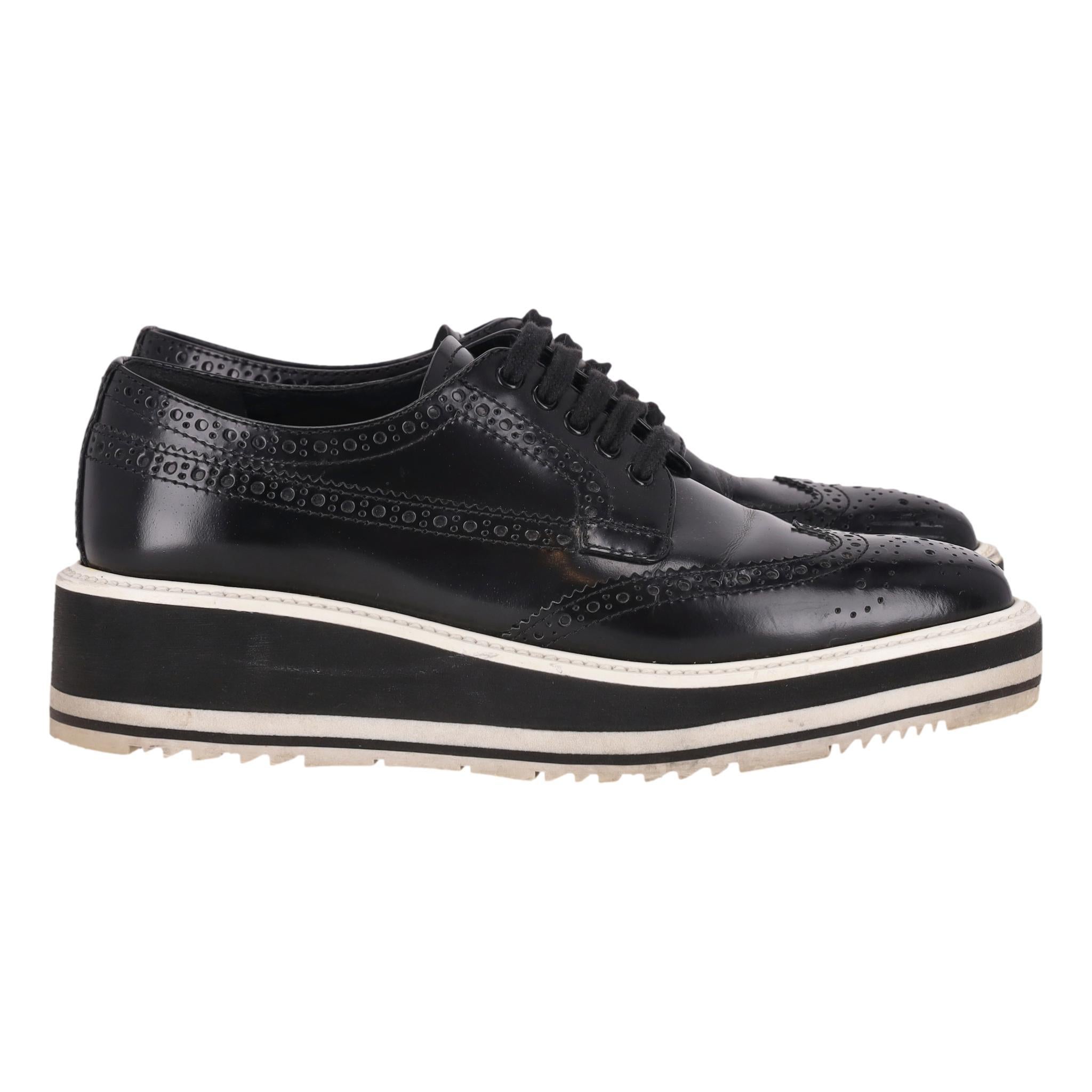 Prada Wingtip Leder Plateau Brogues Damen im Angebot