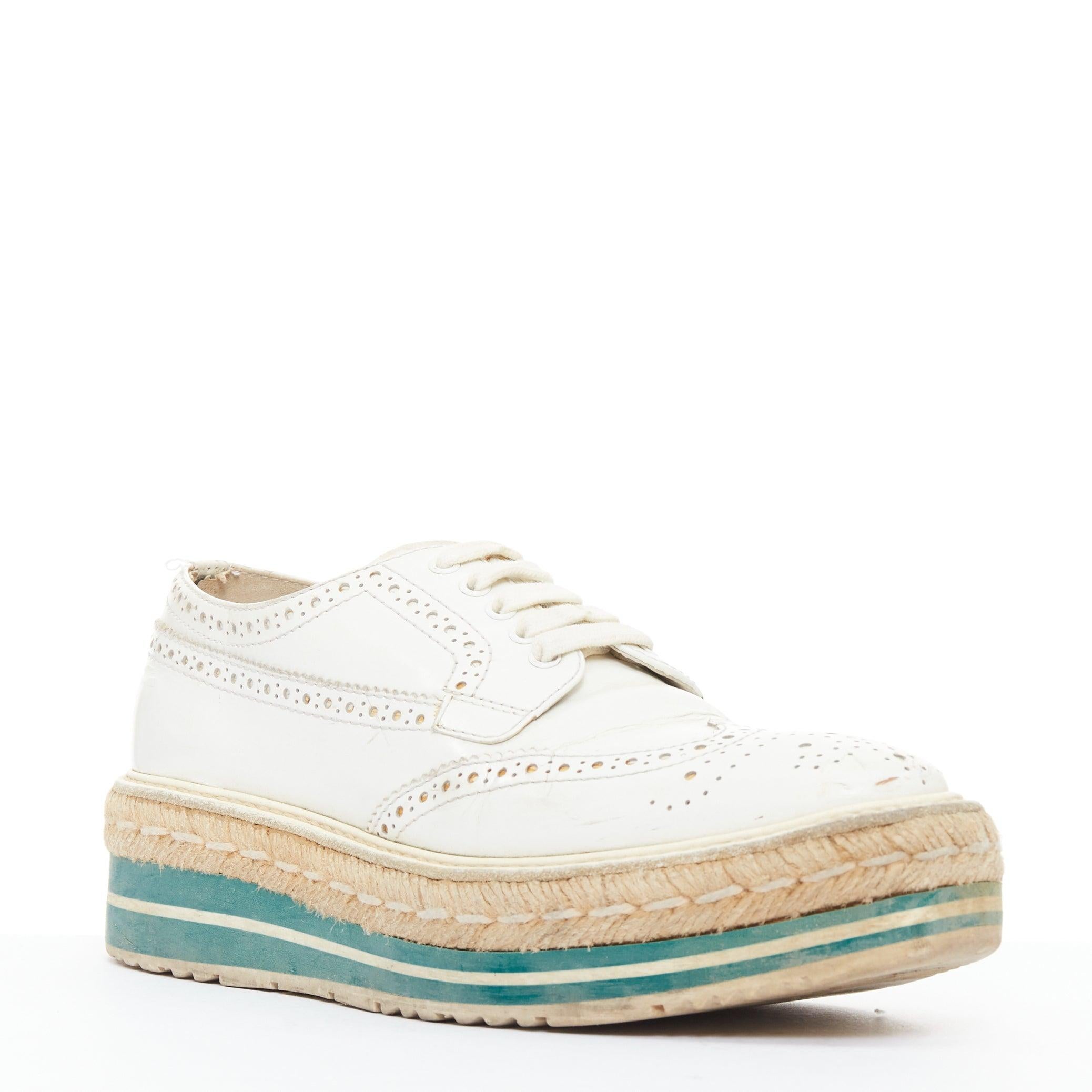 PRADA Wingtip weißes grünes Leder Espadrille keilförmiger Brogue Oxfords EU35.5
Referenz: GEGG/A00228
Marke: Prada
Designer: Miuccia Prada
Collection'S: 2011
MATERIAL: Leder
Farbe: Weiß, Grün
Muster: Gestreift
Verschluss: Schnürung
Innenfutter: