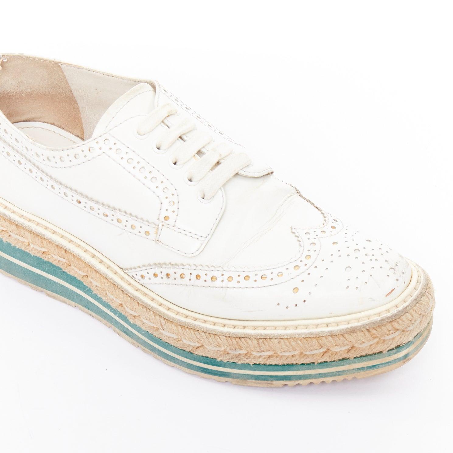PRADA Wingtip espadrille en cuir blanc vert brodequins compensés EU35.5 en vente 2