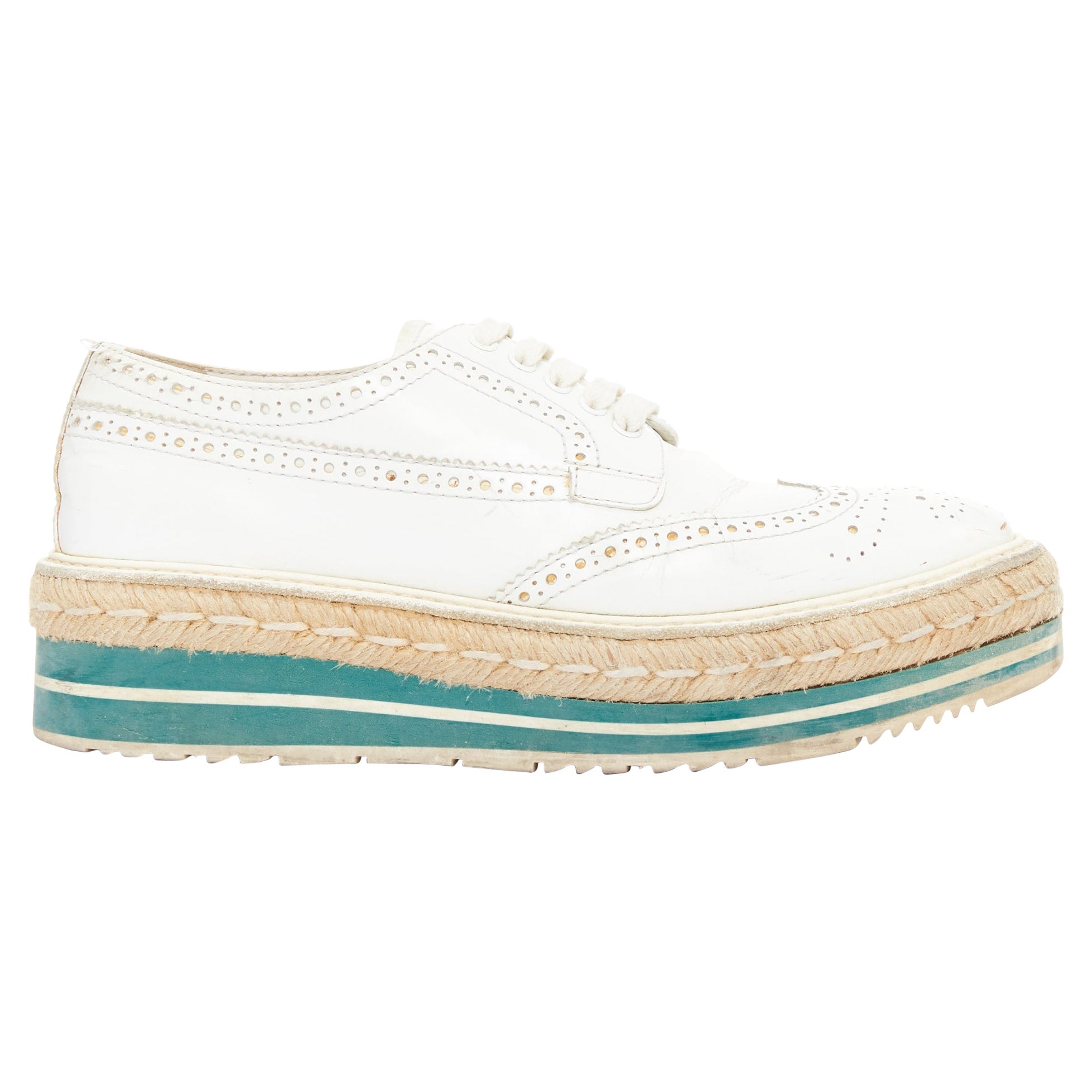 PRADA Wingtip weißes grünes Leder Espadrille keilförmiger Brogue Oxfords EU35.5 im Angebot
