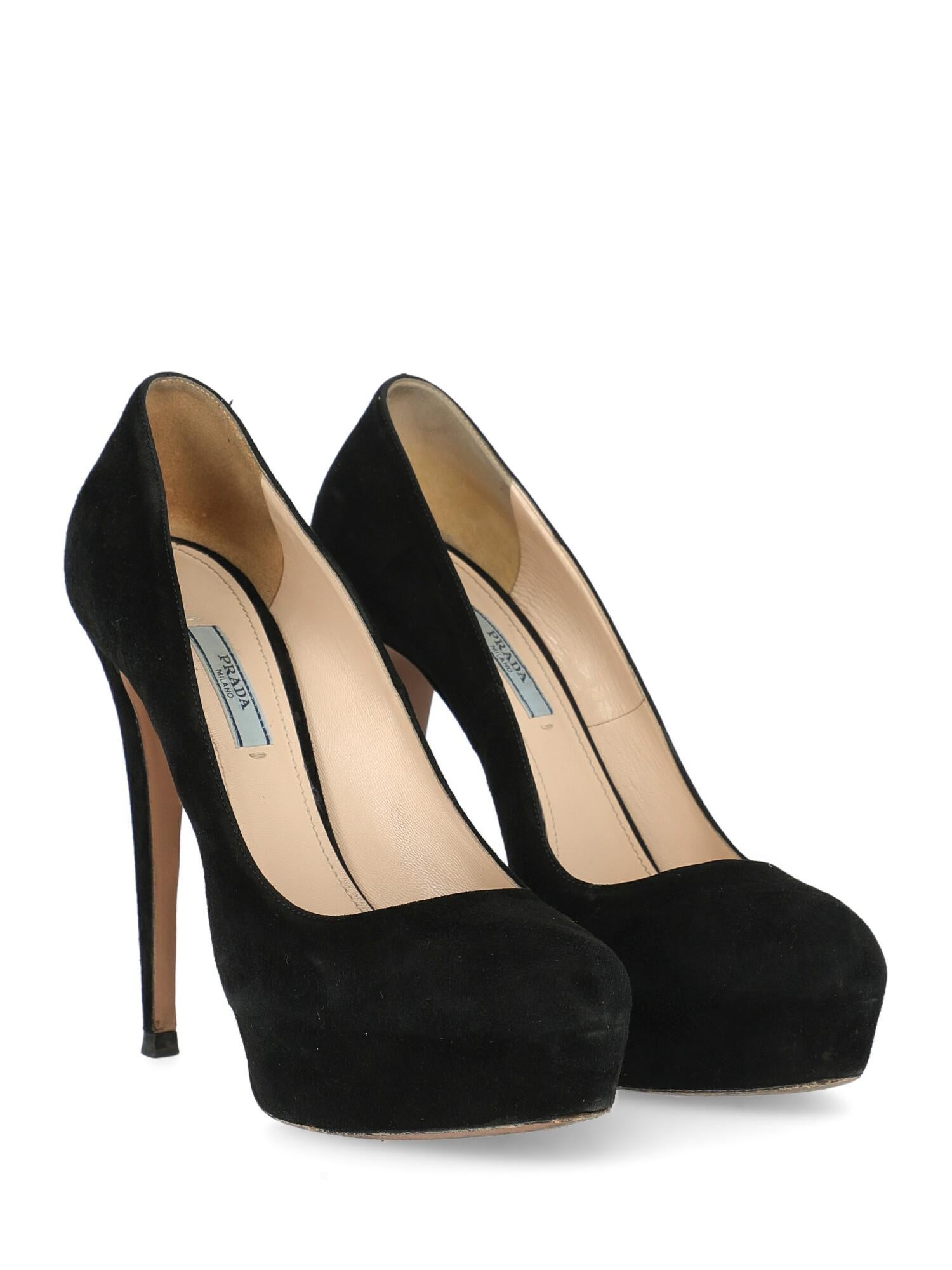 Shoe, leather, solid color, suede, leather insole, non-slip sole, stiletto heel, high heel.

Includes:
- Dust bag
- Box
- Product care

Product Condition: Good
Heel: visible scratches. Sole: visible signs of use. Upper: negligible abrasions, visible