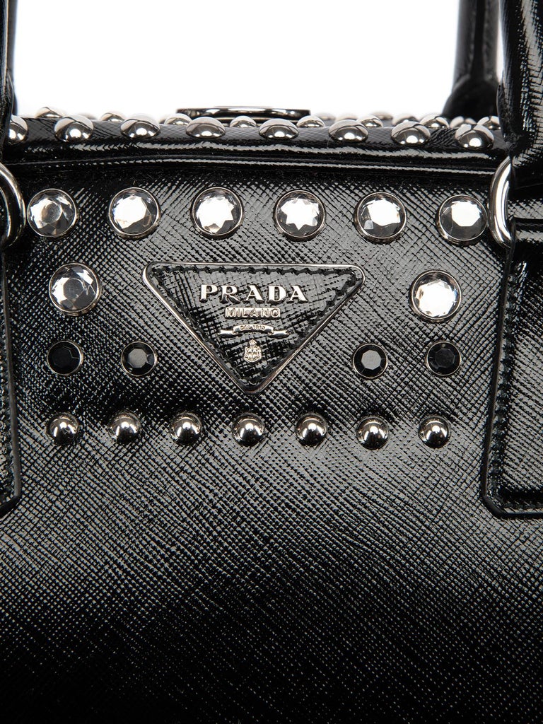 Prada - Sac à main « Saffiano » en cuir verni noir clouté avec cadre  pyramidal pour femmes sur 1stDibs