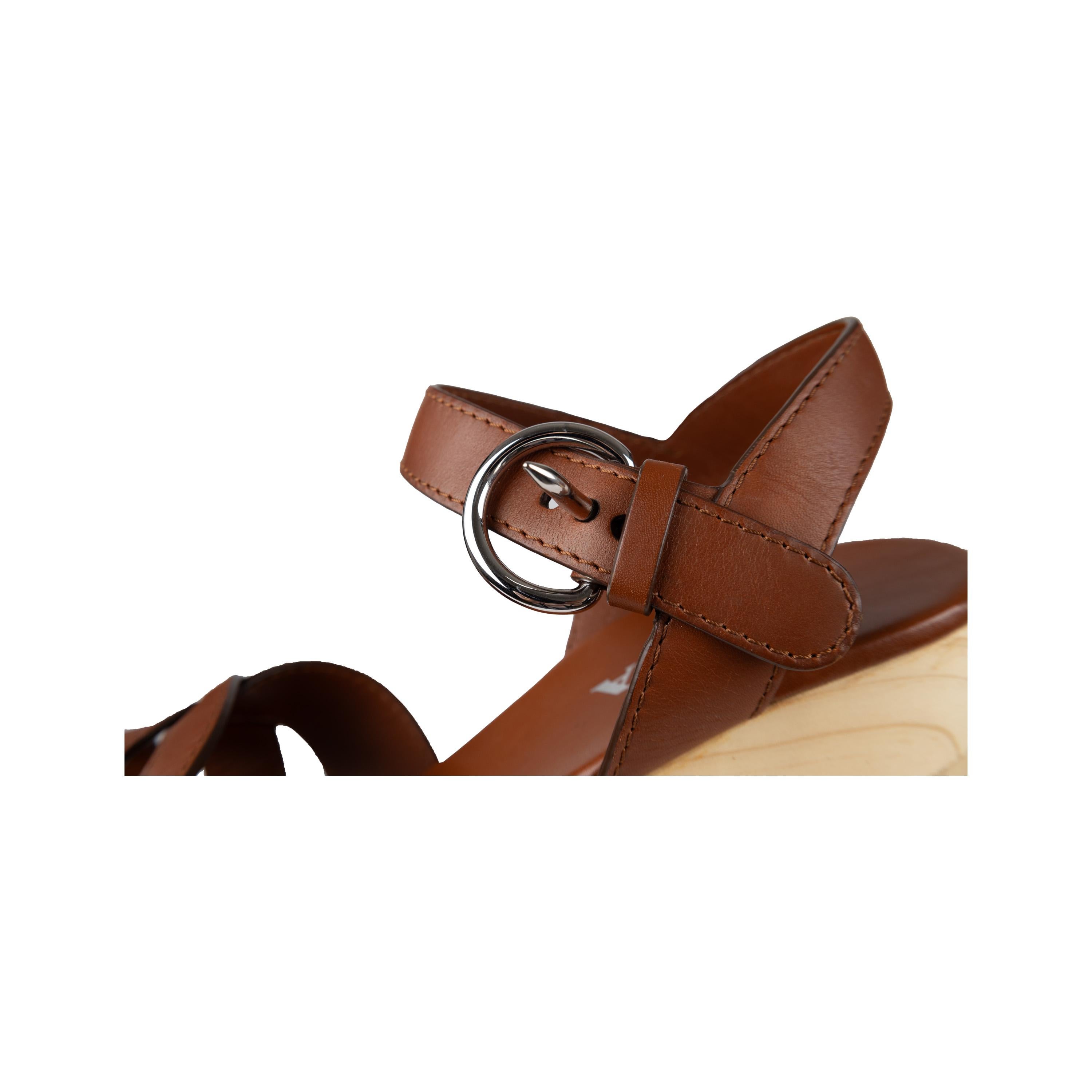 Prada Plateausandalen aus Holz im Angebot 2