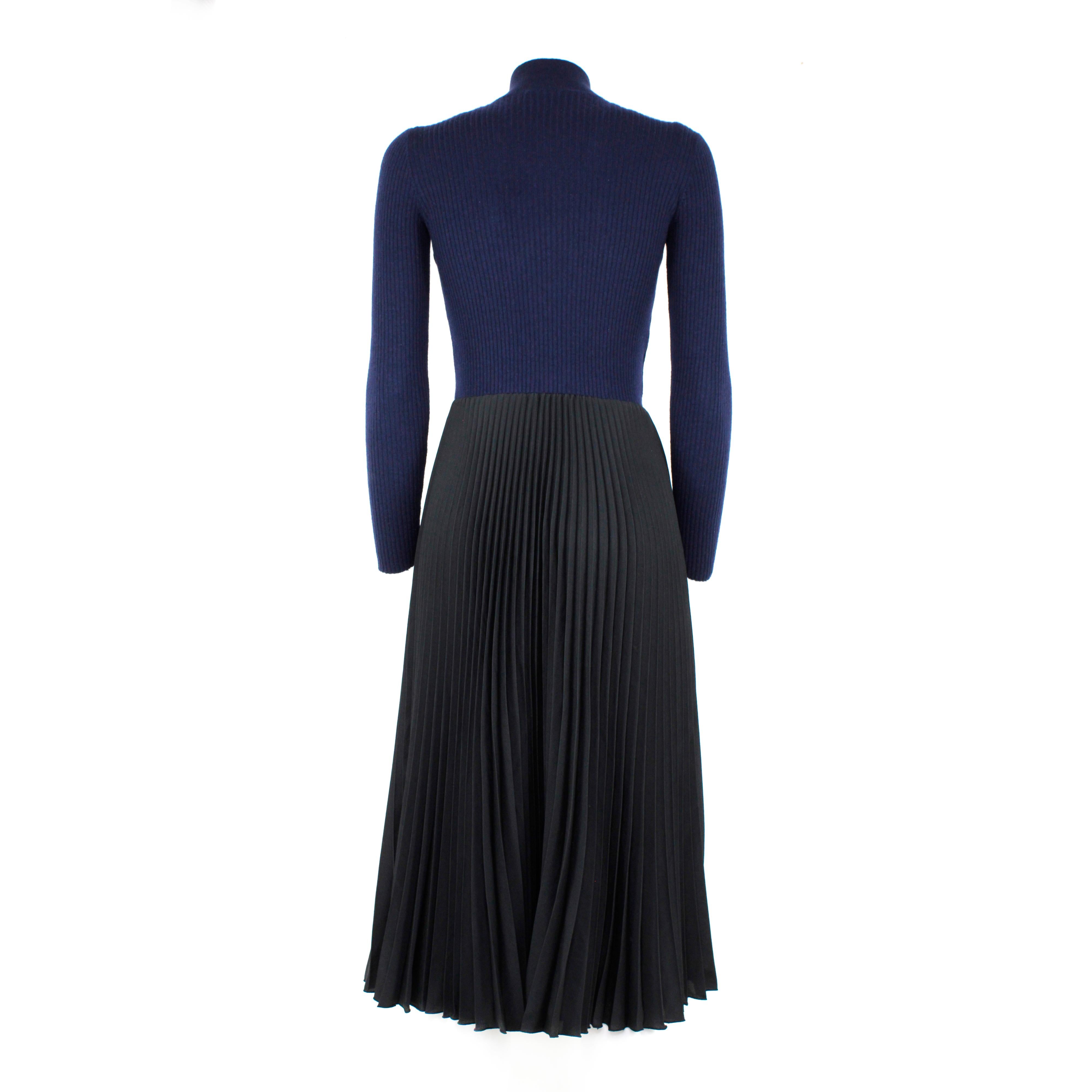 Robe mi-longue en laine, coloris bleu et noir, Prada. Taille 38 IT

Condit : 
Excellent.

Emballage/accessoires :
Cintre.