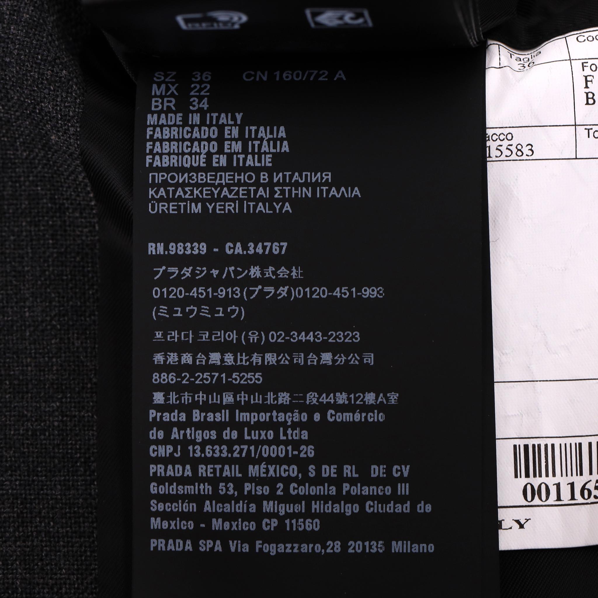 Giacca Prada in gabardina di lana con cappuccio e busta con logo a triangolo Prada in vendita 6