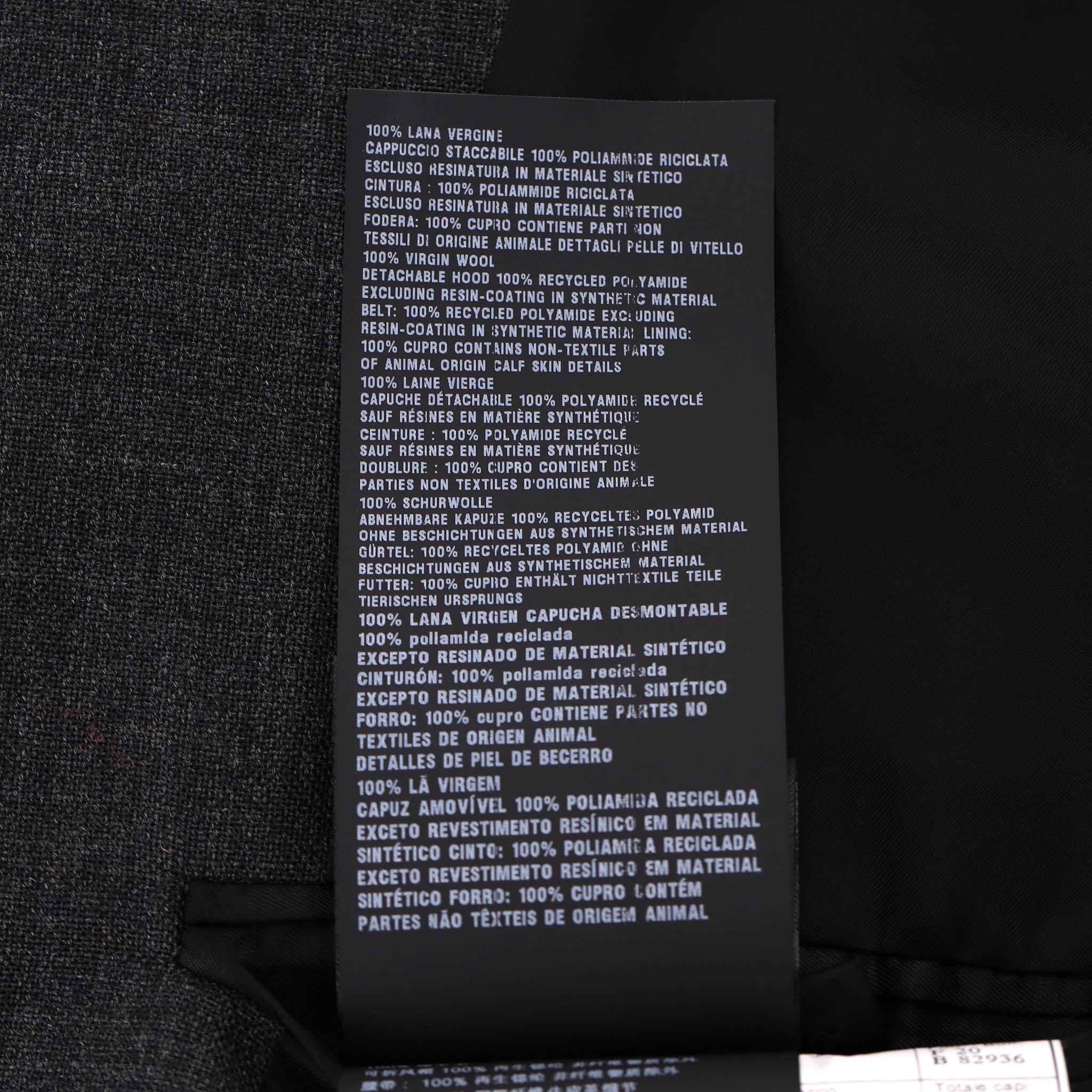 Giacca Prada in gabardina di lana con cappuccio e busta con logo a triangolo Prada in vendita 7