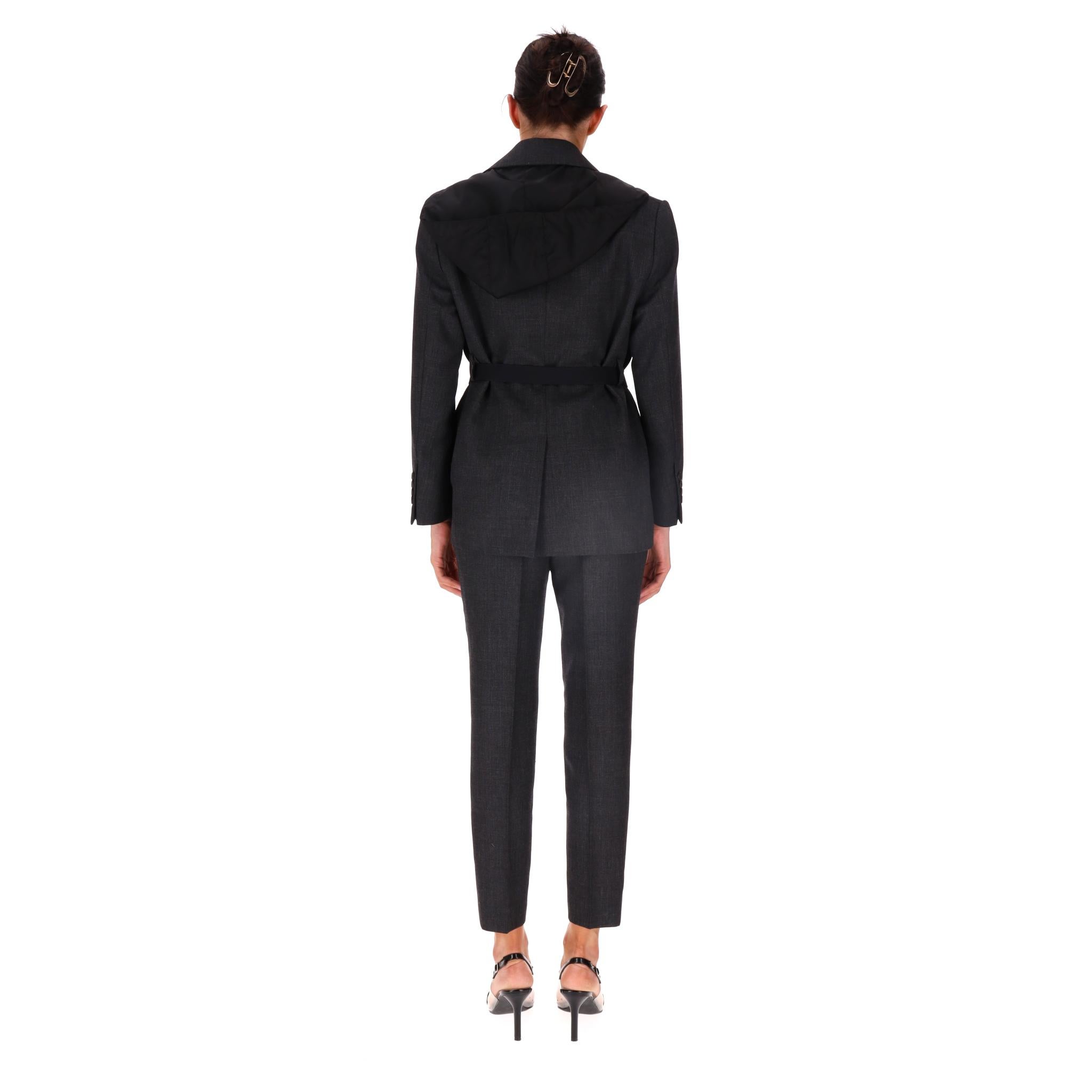 Giacca Prada in gabardina di lana con cappuccio e busta con logo a triangolo Prada In condizioni ottime in vendita a London, GB