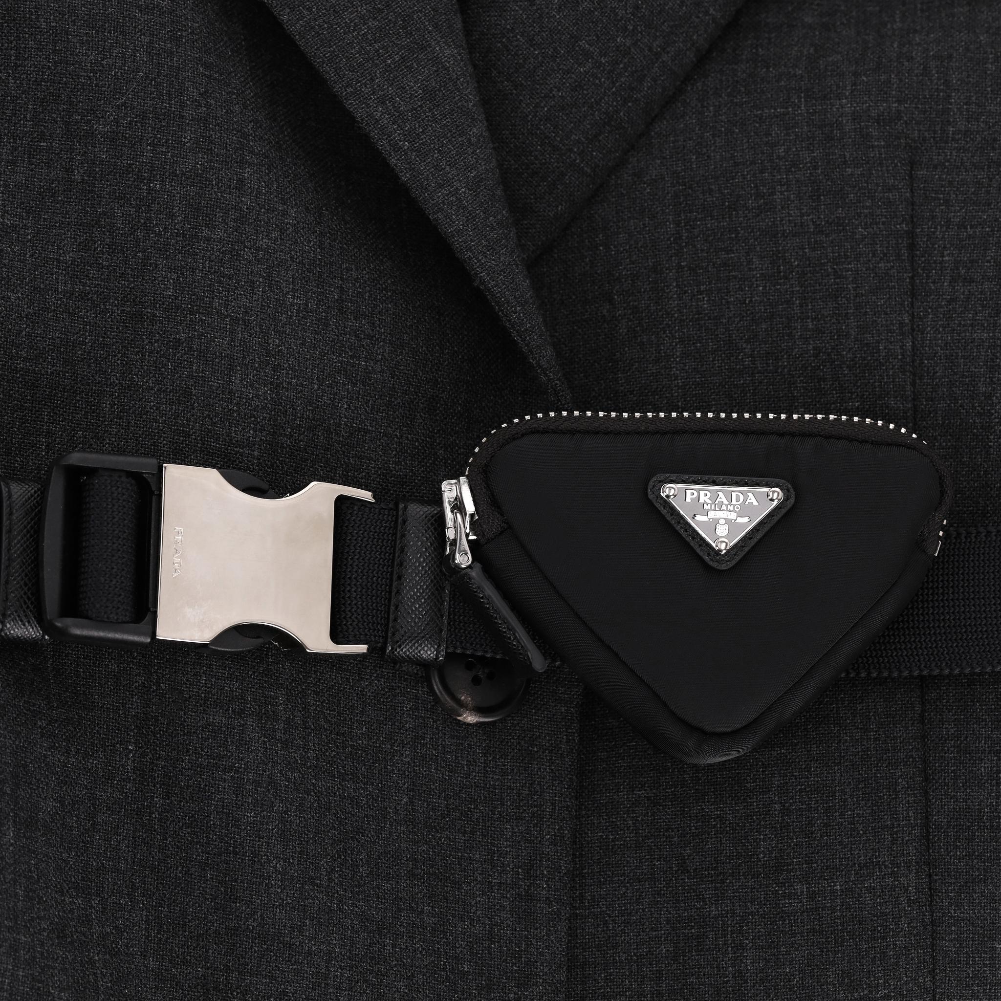 Donna Giacca Prada in gabardina di lana con cappuccio e busta con logo a triangolo Prada in vendita