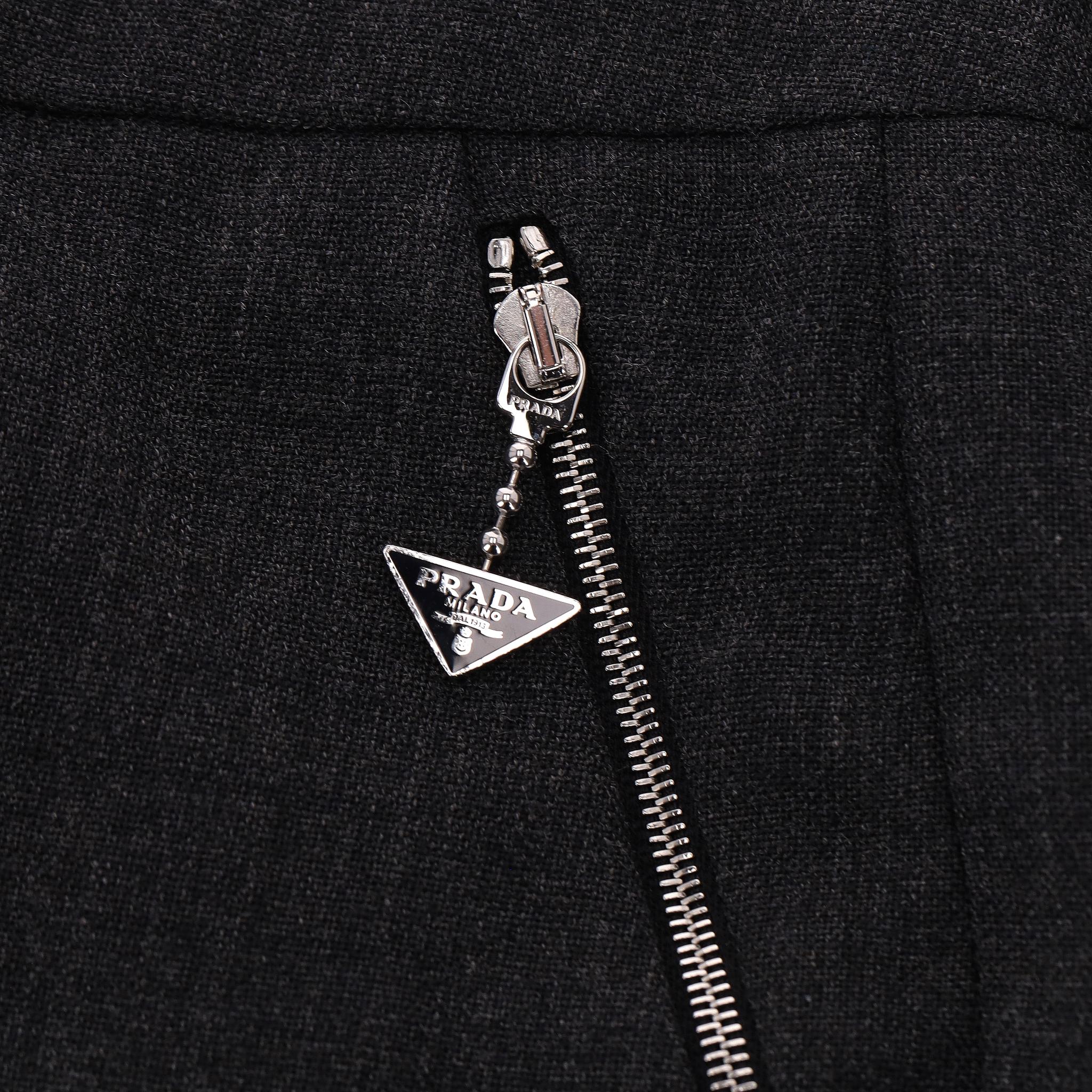 Giacca Prada in gabardina di lana con cappuccio e busta con logo a triangolo Prada in vendita 2