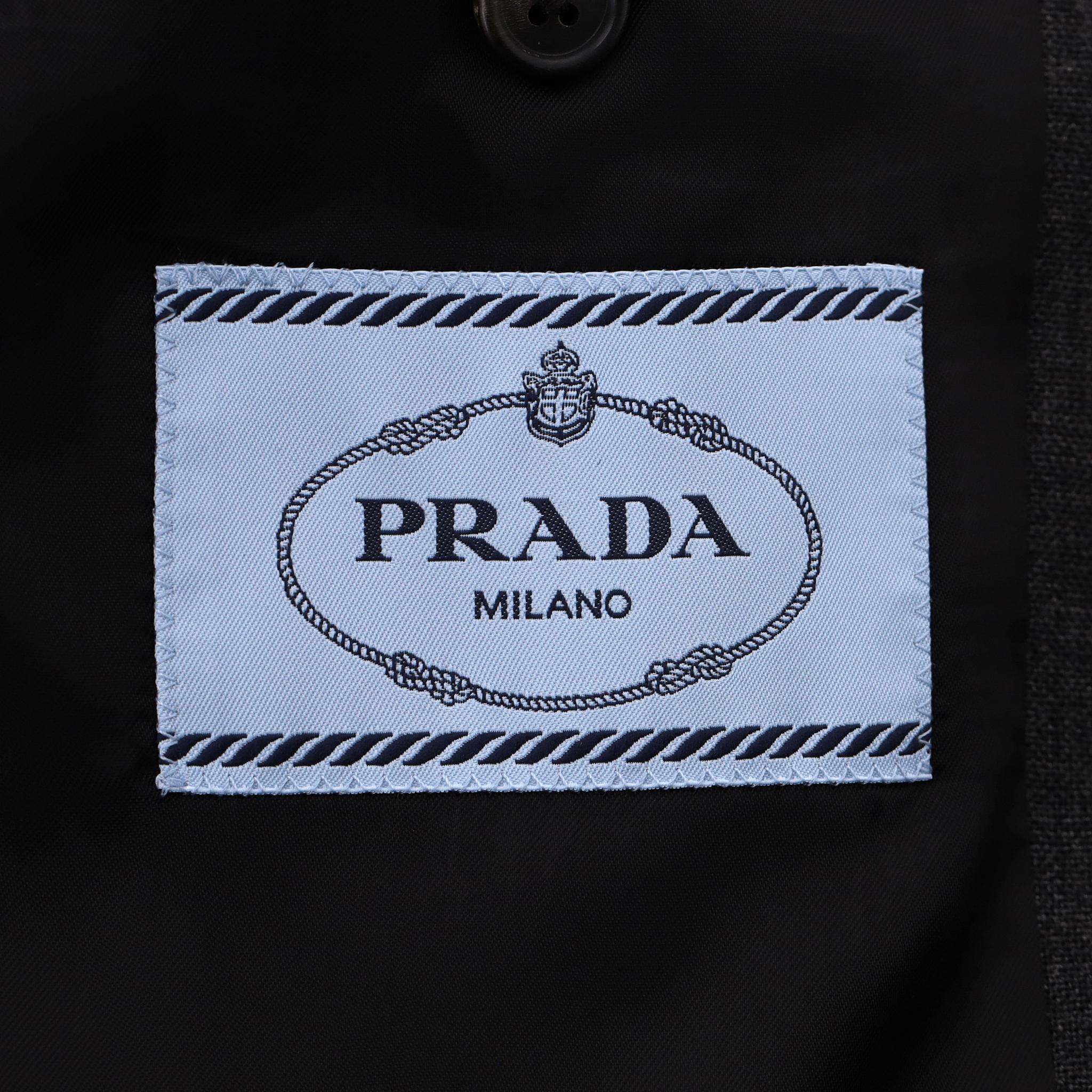 Giacca Prada in gabardina di lana con cappuccio e busta con logo a triangolo Prada in vendita 3