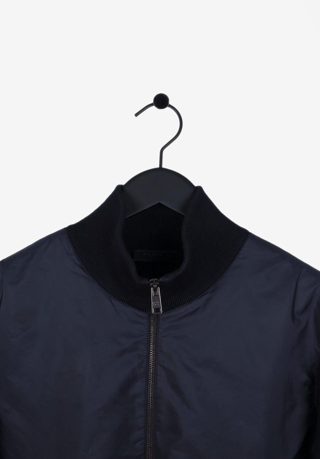 Item for sale is 100% genuine Prada Wool Men Jacket/Top
Color: Navy
(An actual color may a bit vary due to individual computer screen interpretation)
Material: 100% wool
Tag size: 50IT(M)
This jacket is great quality item. Rate 9 of 10, excellent