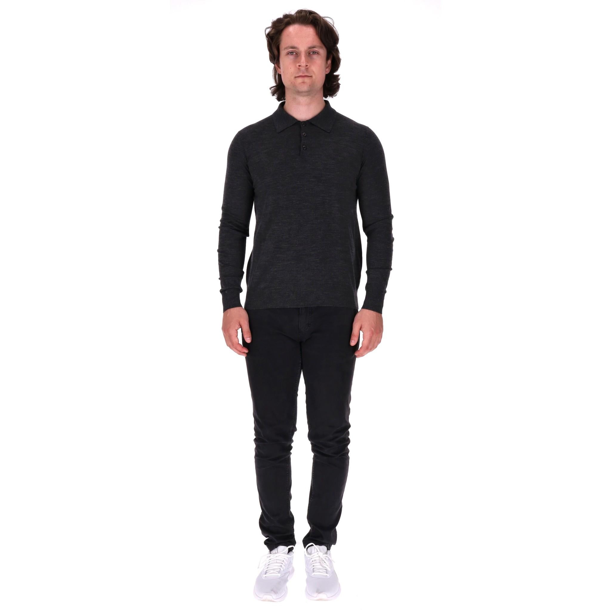 Polo in lana di Prada

Polo grigio scuro a maniche lunghe in lana vergine.

Caratterizzato da colletto, scollatura con bottoni e polsini e orlo a coste.

Prezzo di listino circa 1,300 euro

Taglia - 48IT

Condizioni - Molto buone

Composizione -