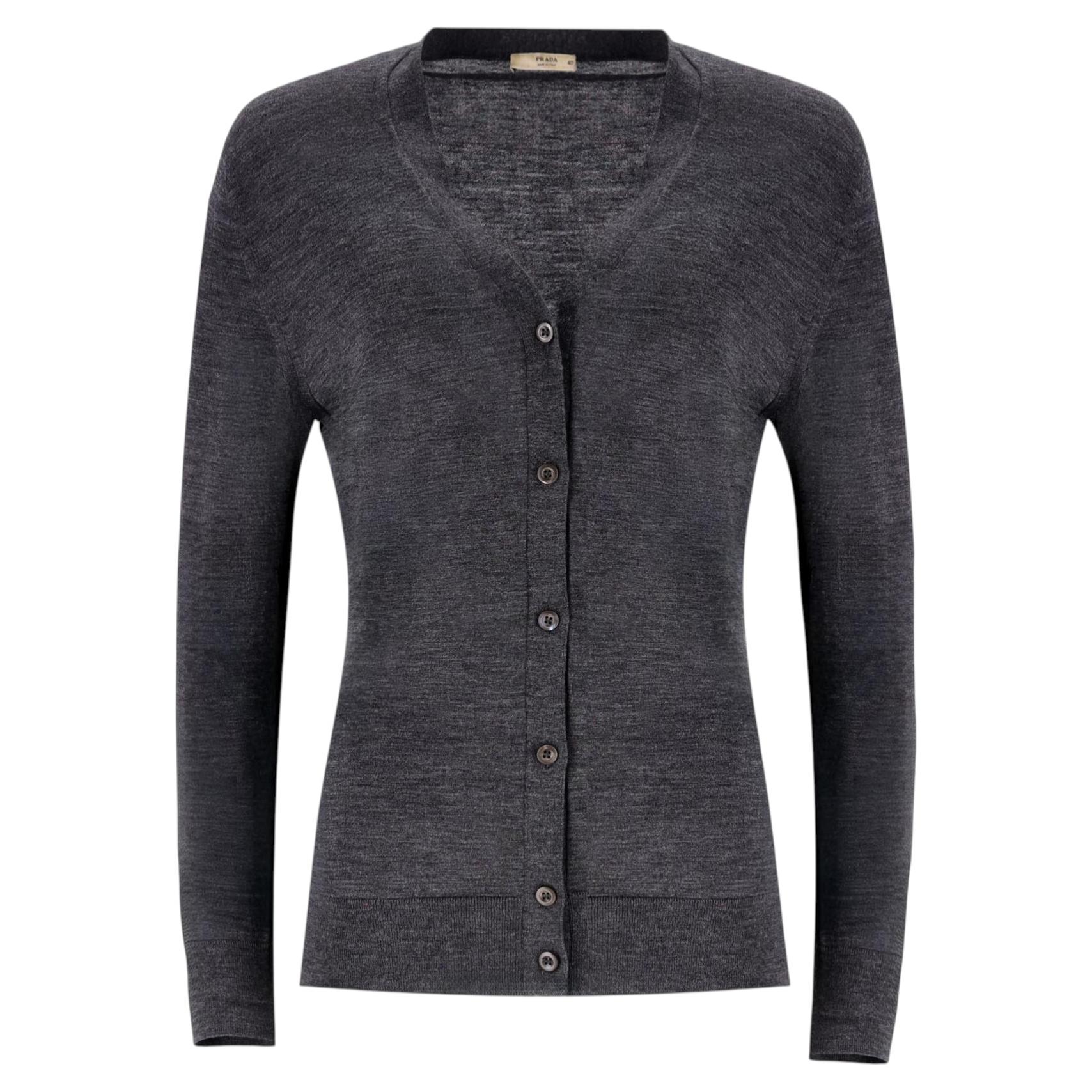 Cardigan en laine à col en V Prada en vente