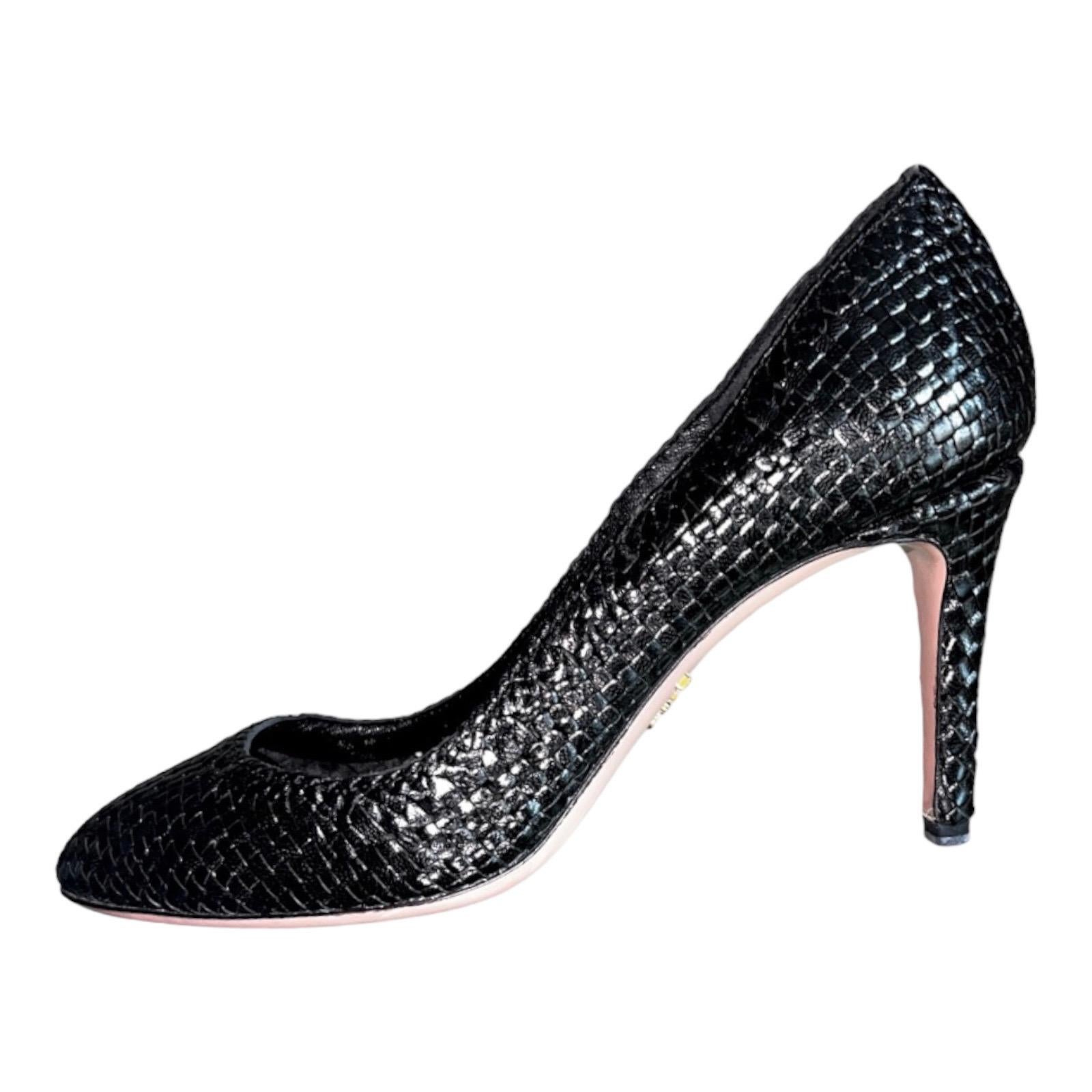 A PRADA signature piece and timeless classic that will last you for years
Beautiful woven design - handmade
Black leather
Full leather lining
Outer sole in real leather
From PRADA's luxurious limited INDIA collection - all hand-woven!
Pure luxury! A