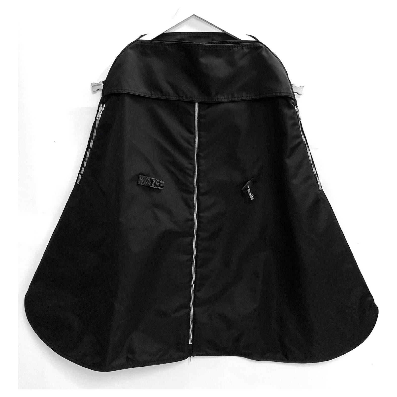 Robe 'The Envelope' super cool et super rare de Prada, issue de la collaboration printemps 2019 avec l'architecte américaine Elizabeth Diller. Look 19 sur le podium. Non porté, avec étiquette et sac à poussière. Conçu autour de la transformation