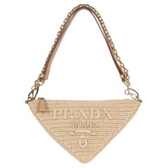 Sac triangulaire Prada en crochet de raphia beige