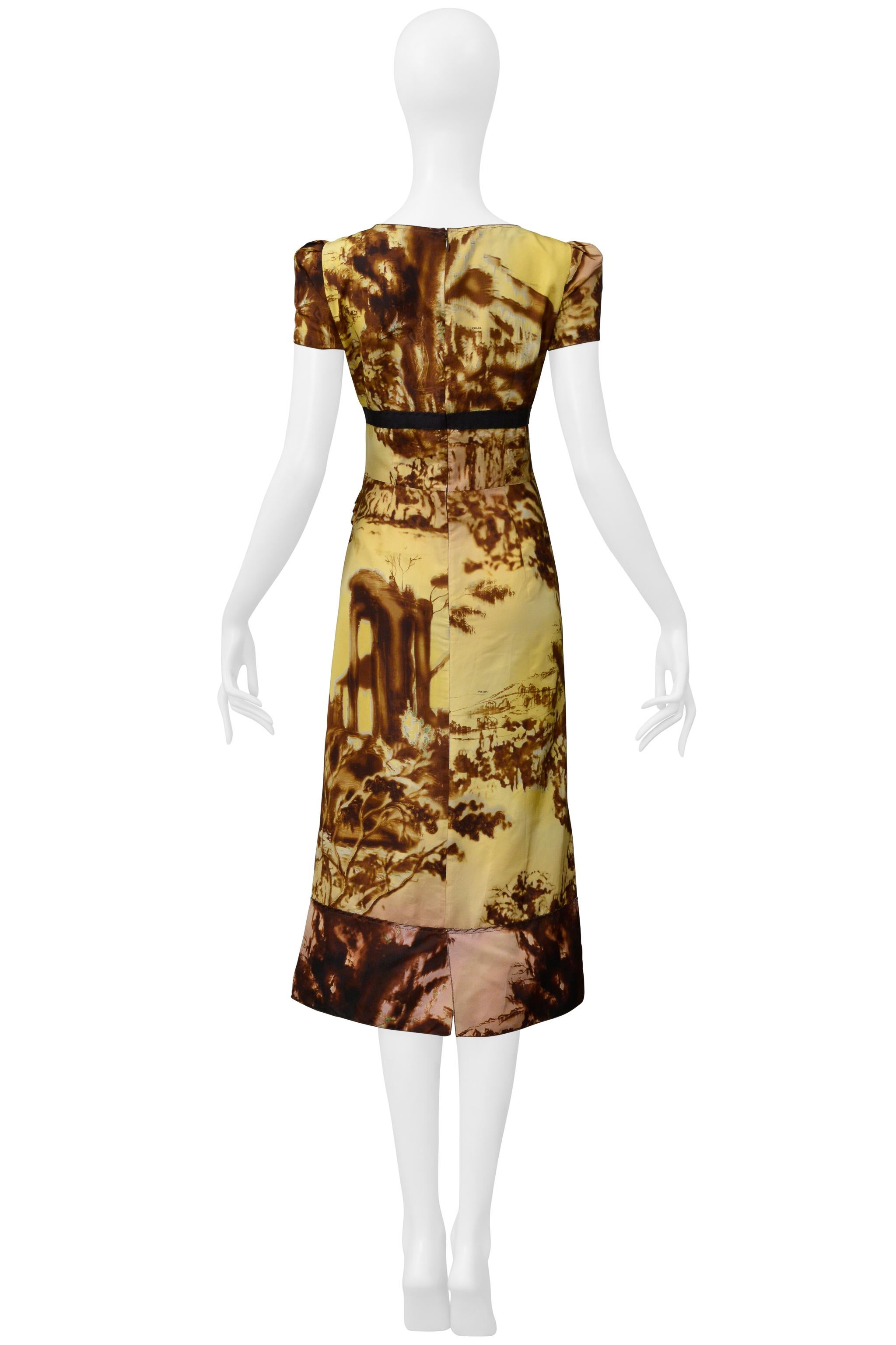 Prada Robe en soie imprimée jaune et marron Fw 2004 Pour femmes en vente
