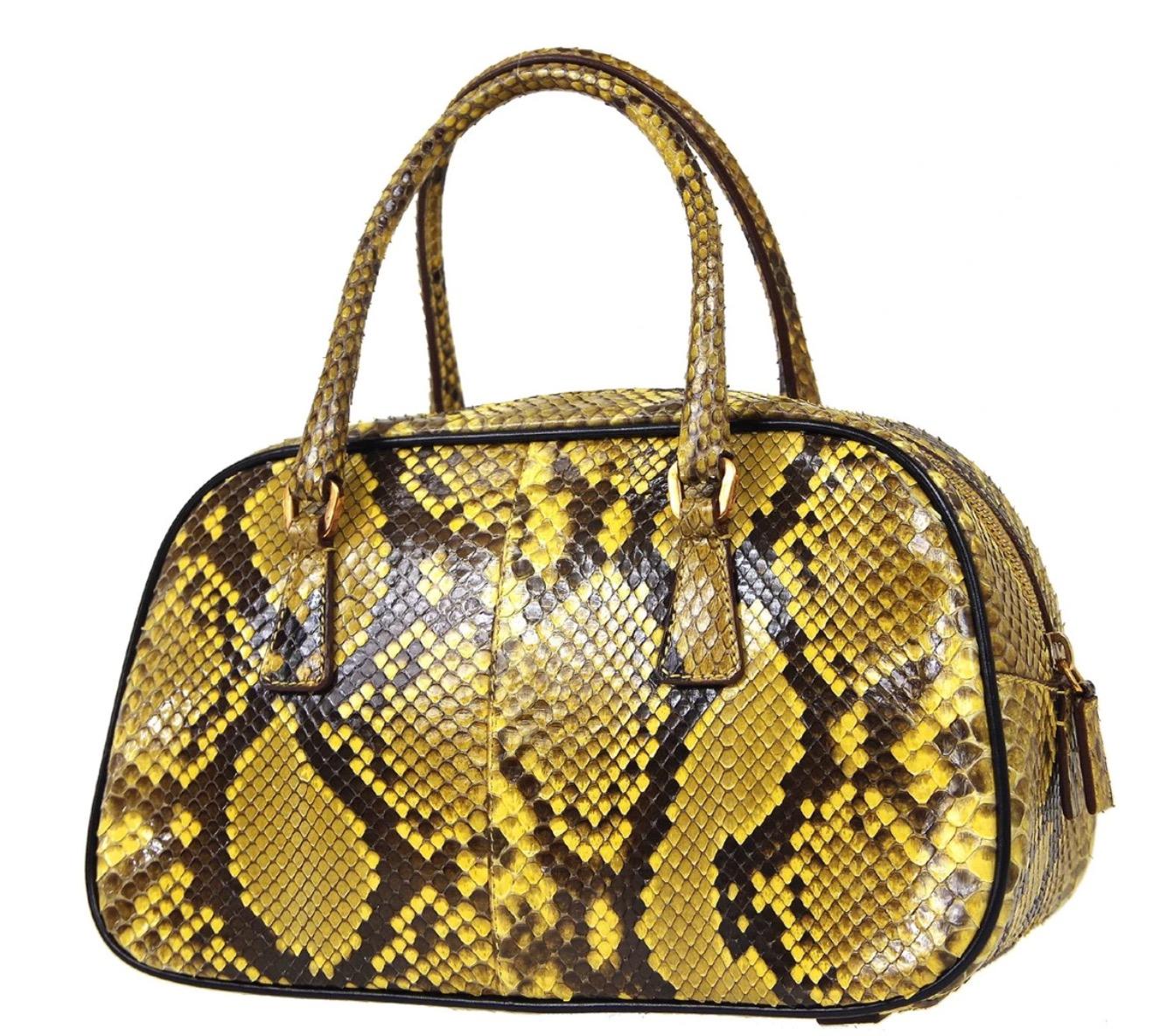 Python
Leather
Gold tone hardware
Zipper closure
Satin lining
Made in Italy
Handle drop 3