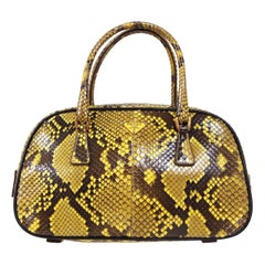 Prada - Petit sac bandoulière à rabat Kelly en cuir exotique jaune et marron avec mini poignée supérieure