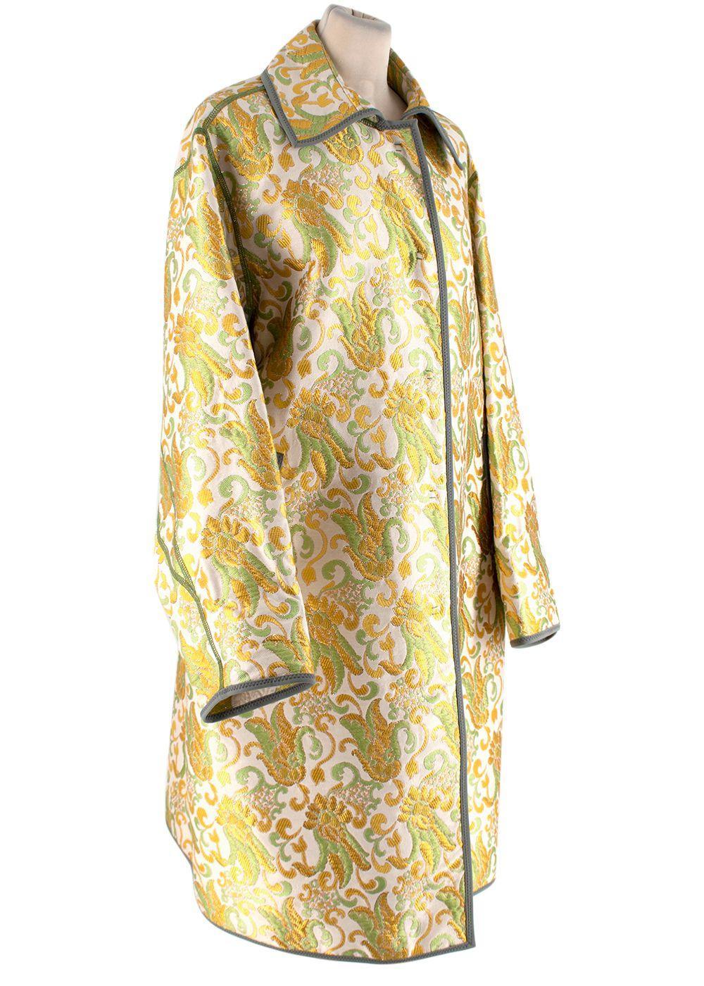 Coates di Prada in jacquard damascato giallo e verde

- Un vivace tessuto damascato dalle tonalità primaverili del giallo e del verde, con un sottile filo metallico che lo attraversa.
- Bordi delimitati a contrasto
- Colletto classico a punta,